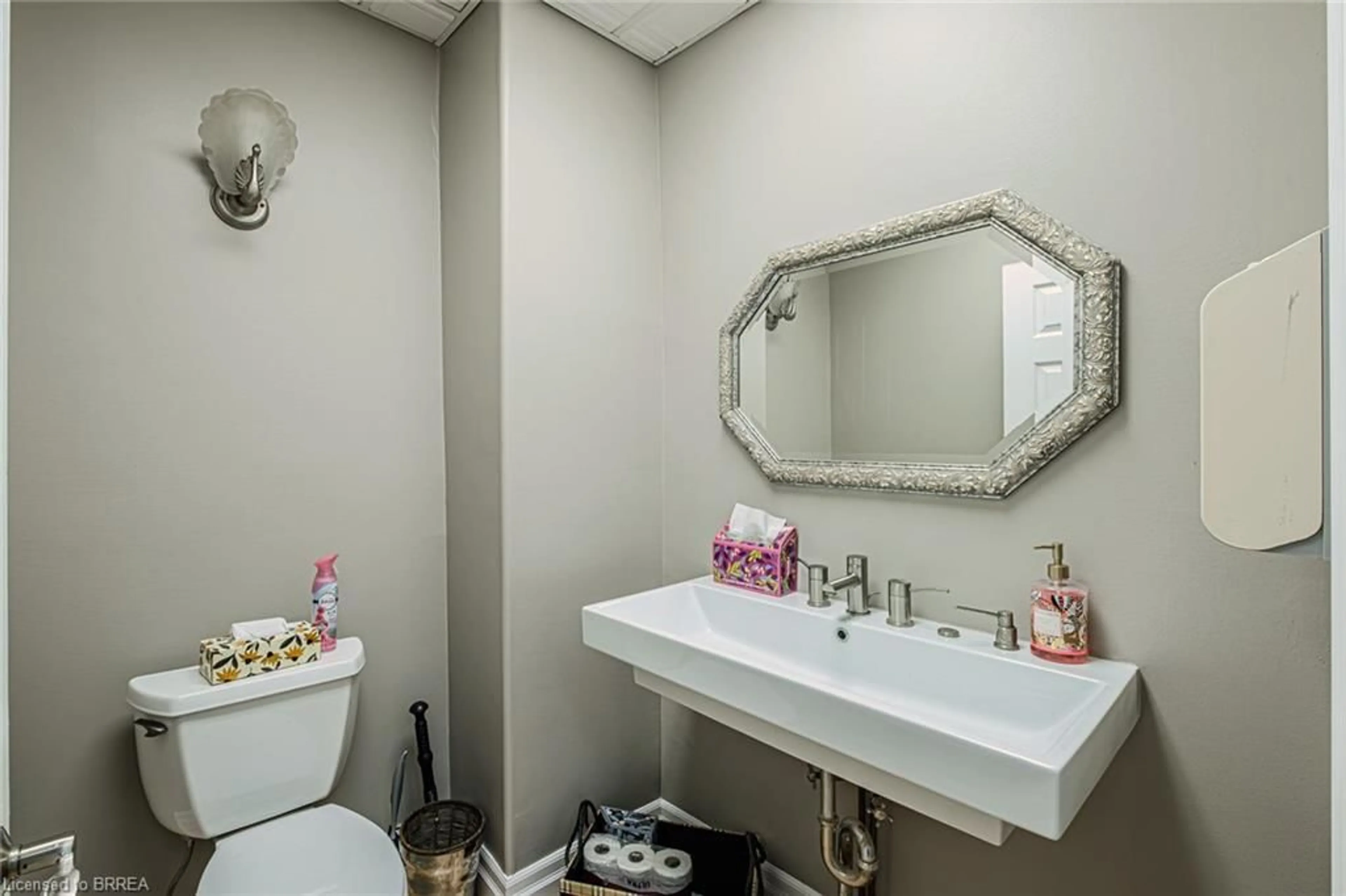 Standard bathroom, ceramic/tile floor for 180 Brant Ave, Brantford Ontario N3T 3H9