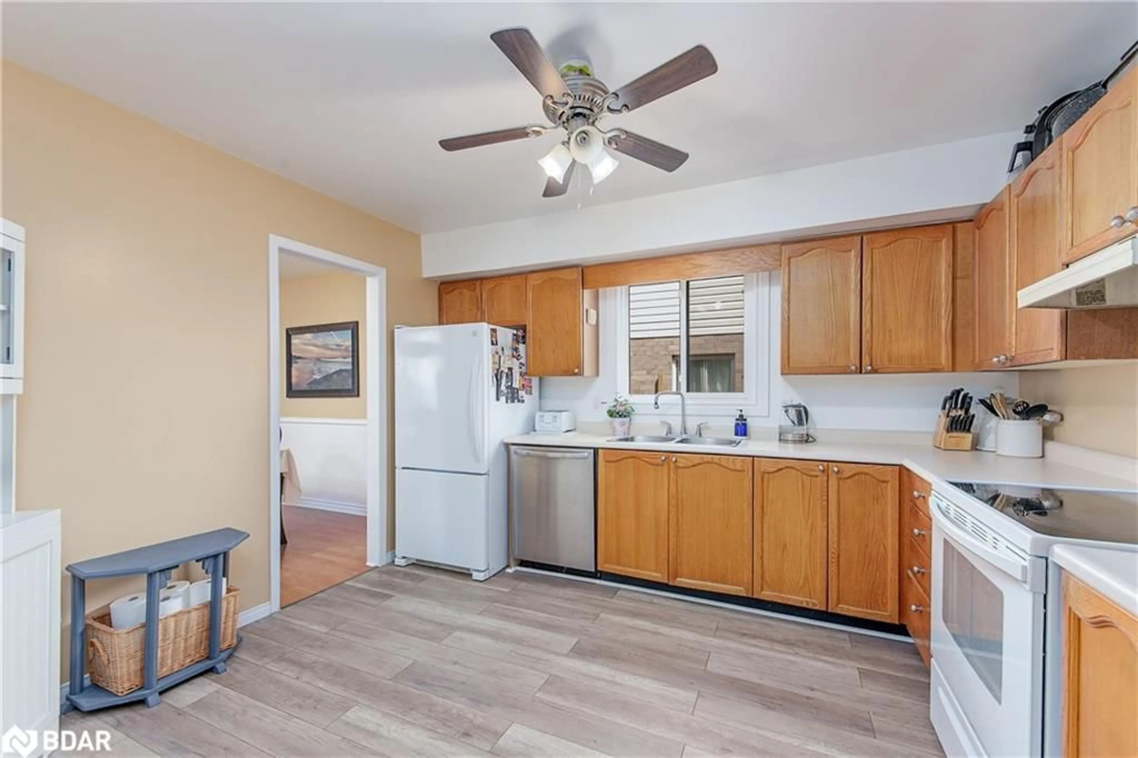 Standard kitchen, unknown for 304 Hickling Trail, Barrie Ontario L4M 5X9