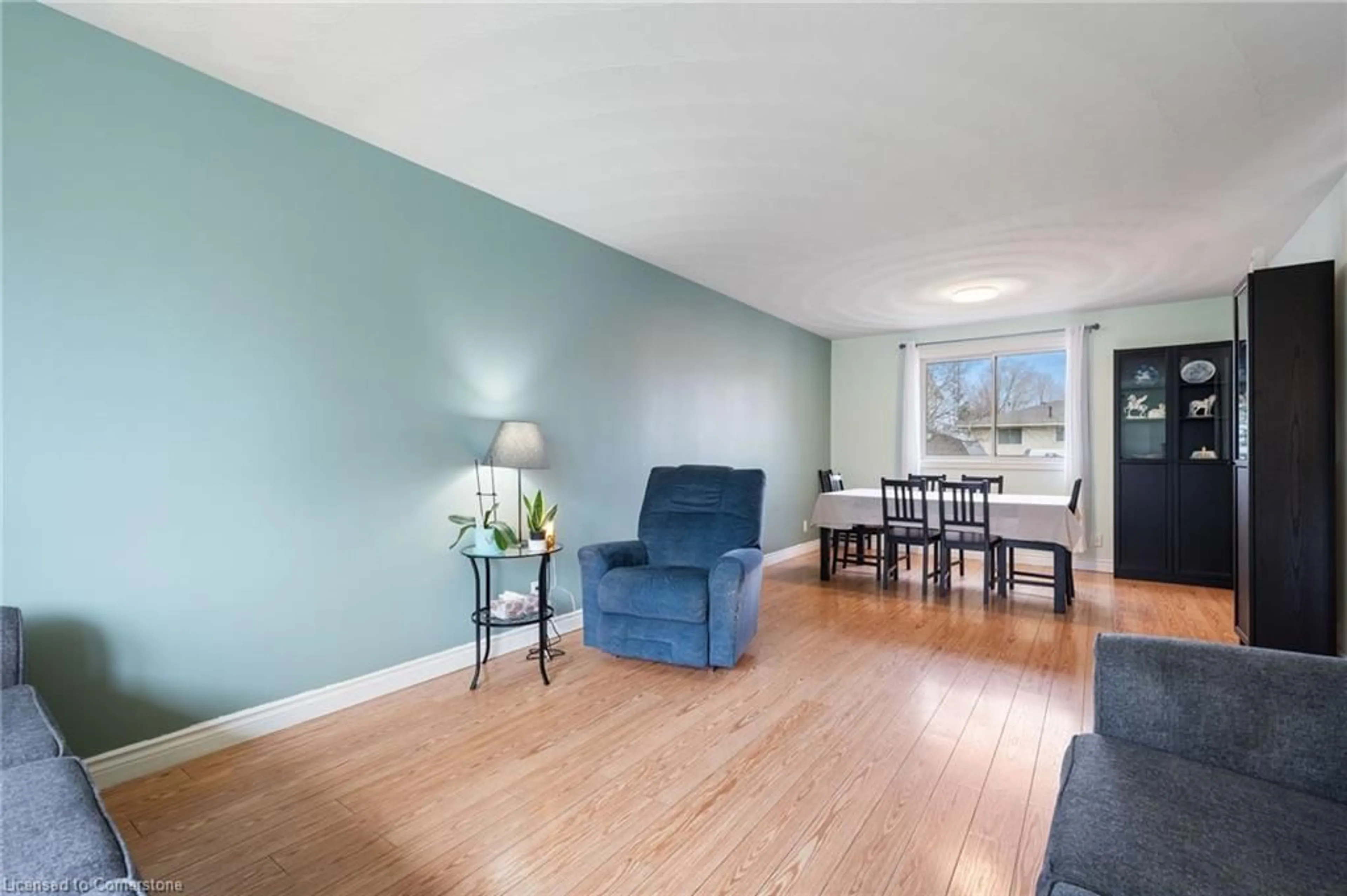 Living room with furniture, wood/laminate floor for 32 Dixon Dr, Port Dover Ontario N0A 1N4