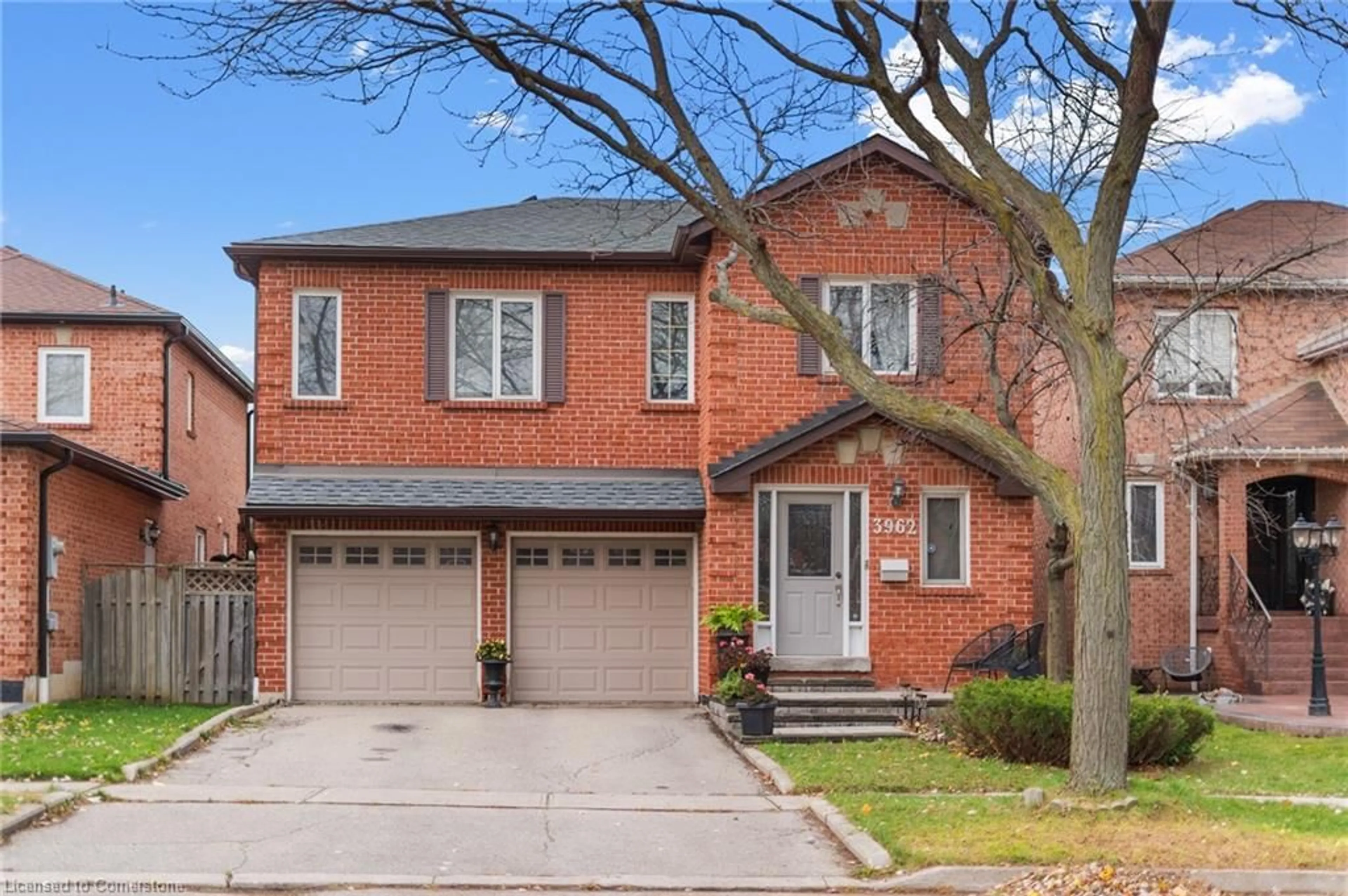 Home with brick exterior material, street for 3962 Renfrew Cres, Mississauga Ontario L5L 4J4