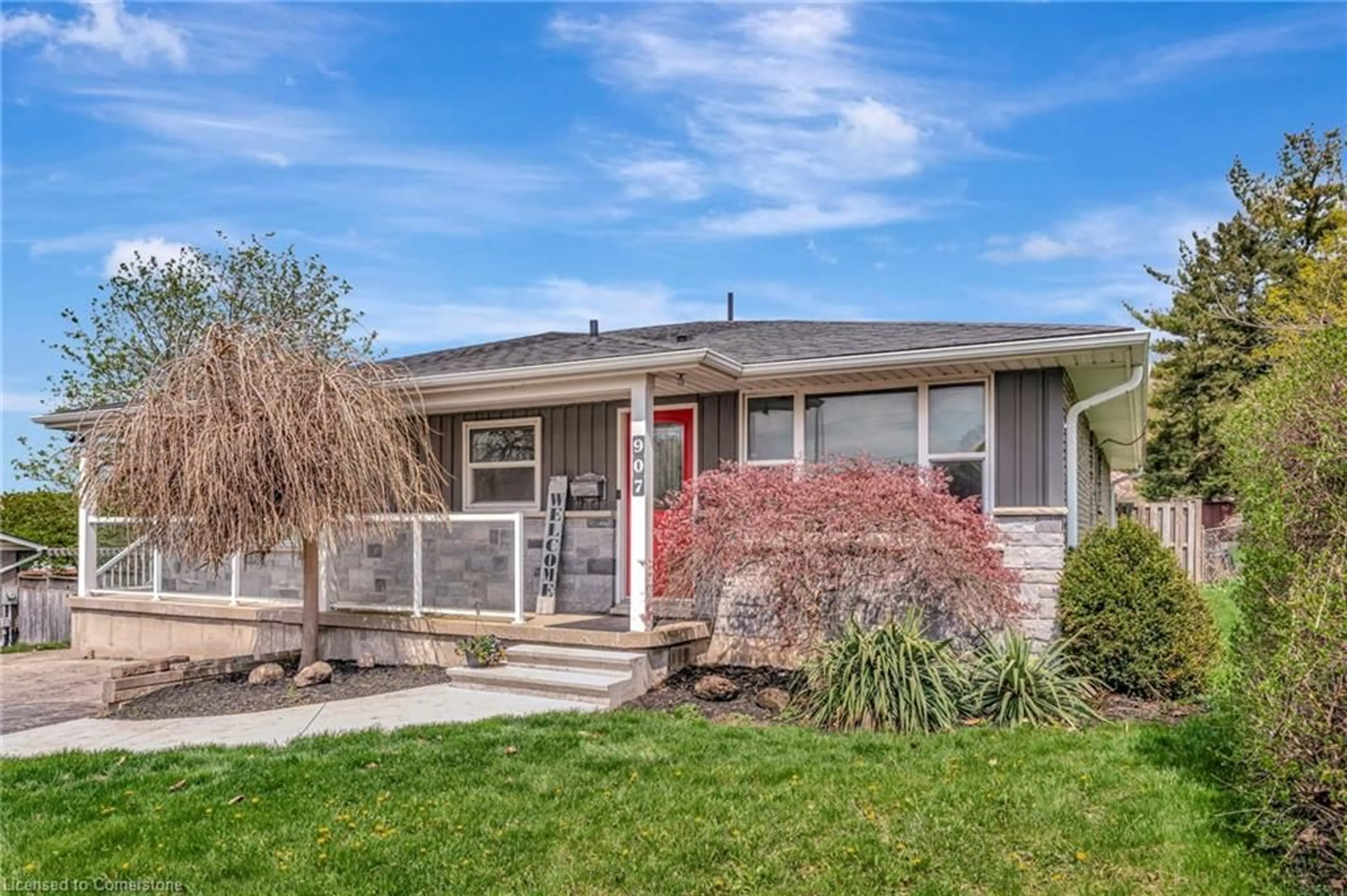 Home with vinyl exterior material, street for 907 Lincoln Dr, Woodstock Ontario N4S 2N2