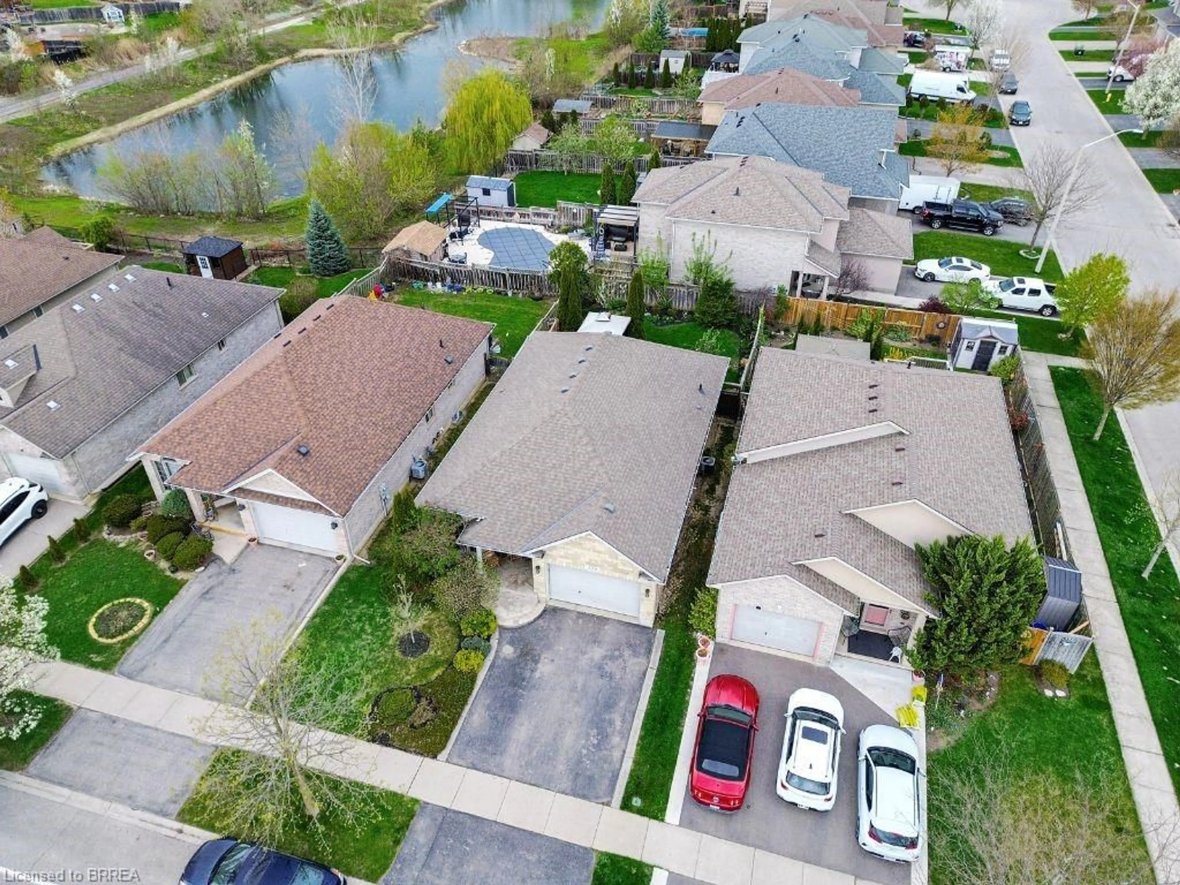 A pic from outside/outdoor area/front of a property/back of a property/a pic from drone, street for 104 Mcguiness Dr, Brantford Ontario N3T 6R7