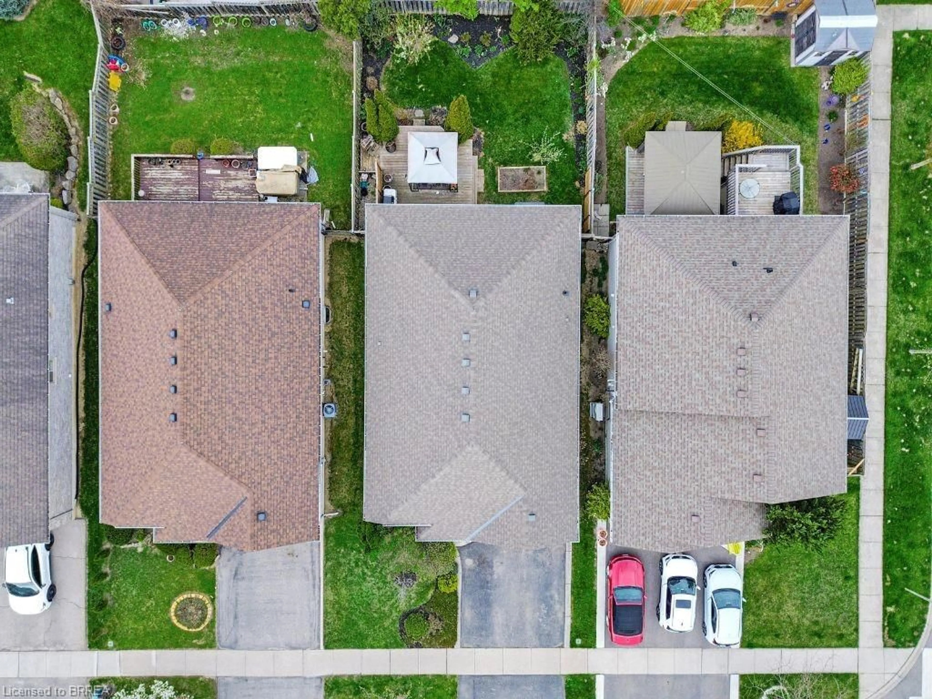 A pic from outside/outdoor area/front of a property/back of a property/a pic from drone, street for 104 Mcguiness Dr, Brantford Ontario N3T 6R7
