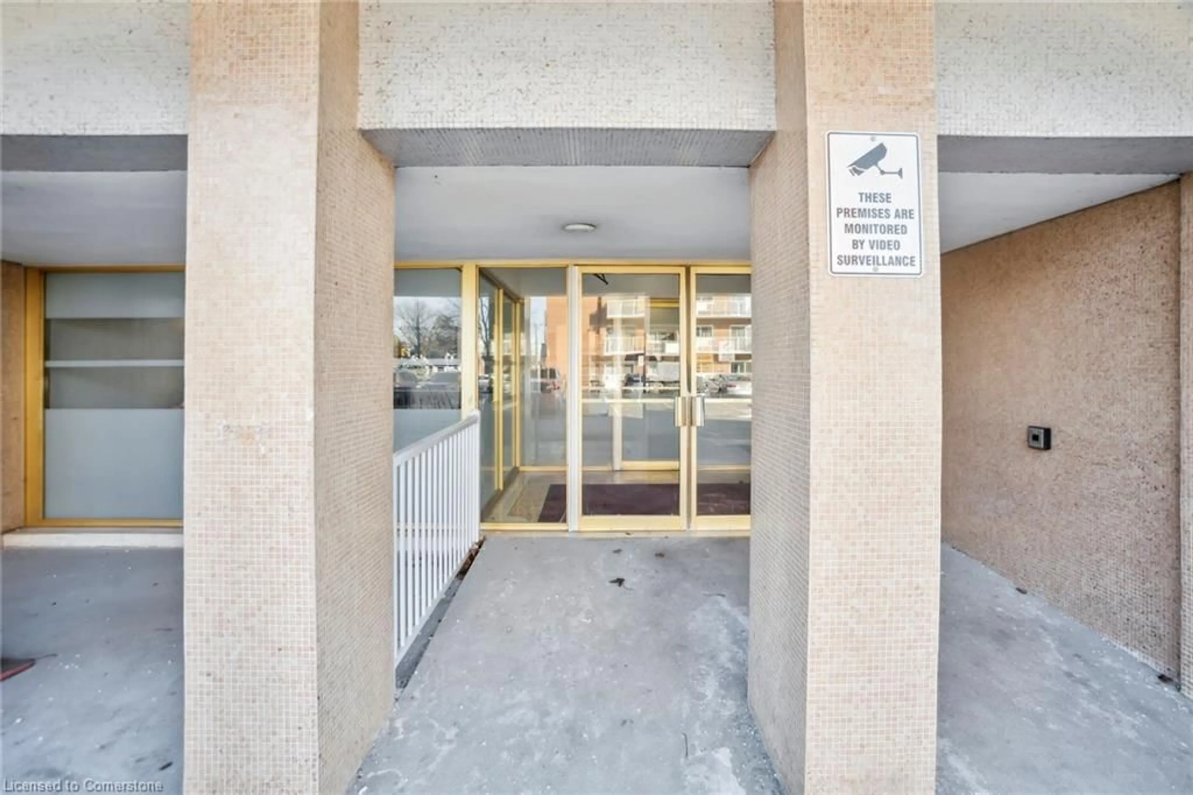 Indoor foyer for 10 Woodman Dr #605, Hamilton Ontario L8K 4E1