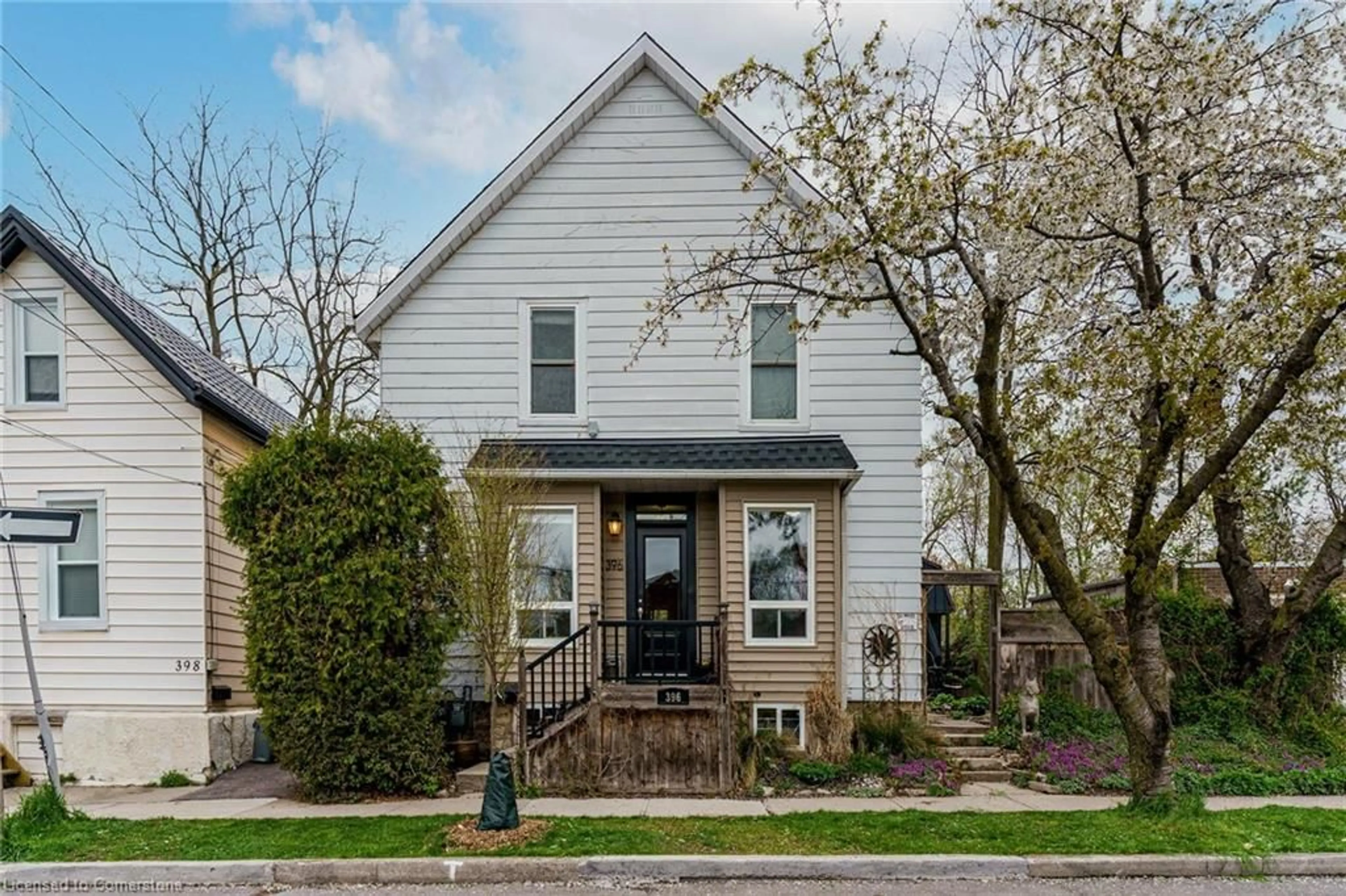 Home with vinyl exterior material, street for 396 Hunter St, Hamilton Ontario L8P 1S9