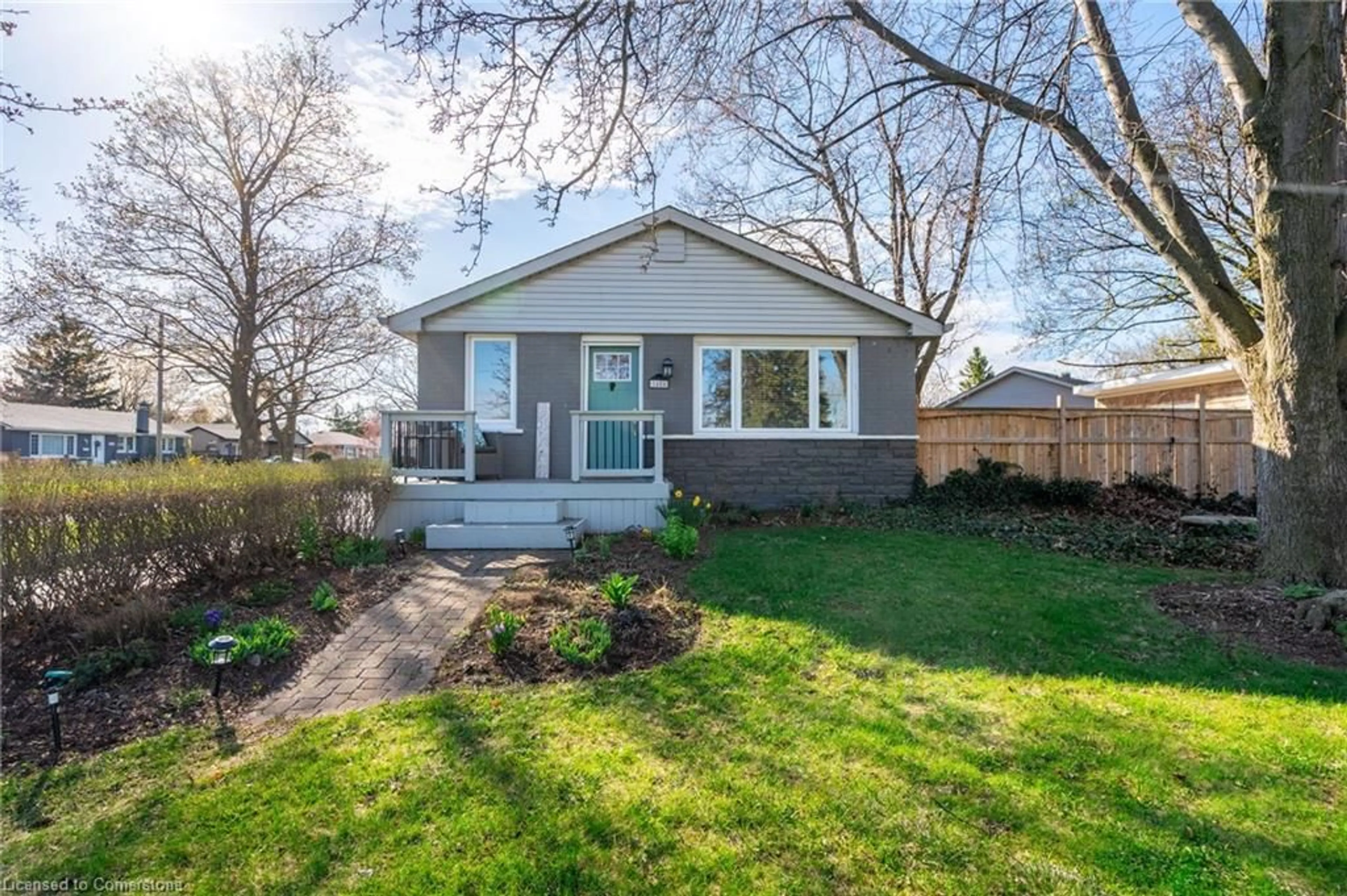Home with vinyl exterior material, street for 5486 Randolph Cres, Burlington Ontario L7L 3C5