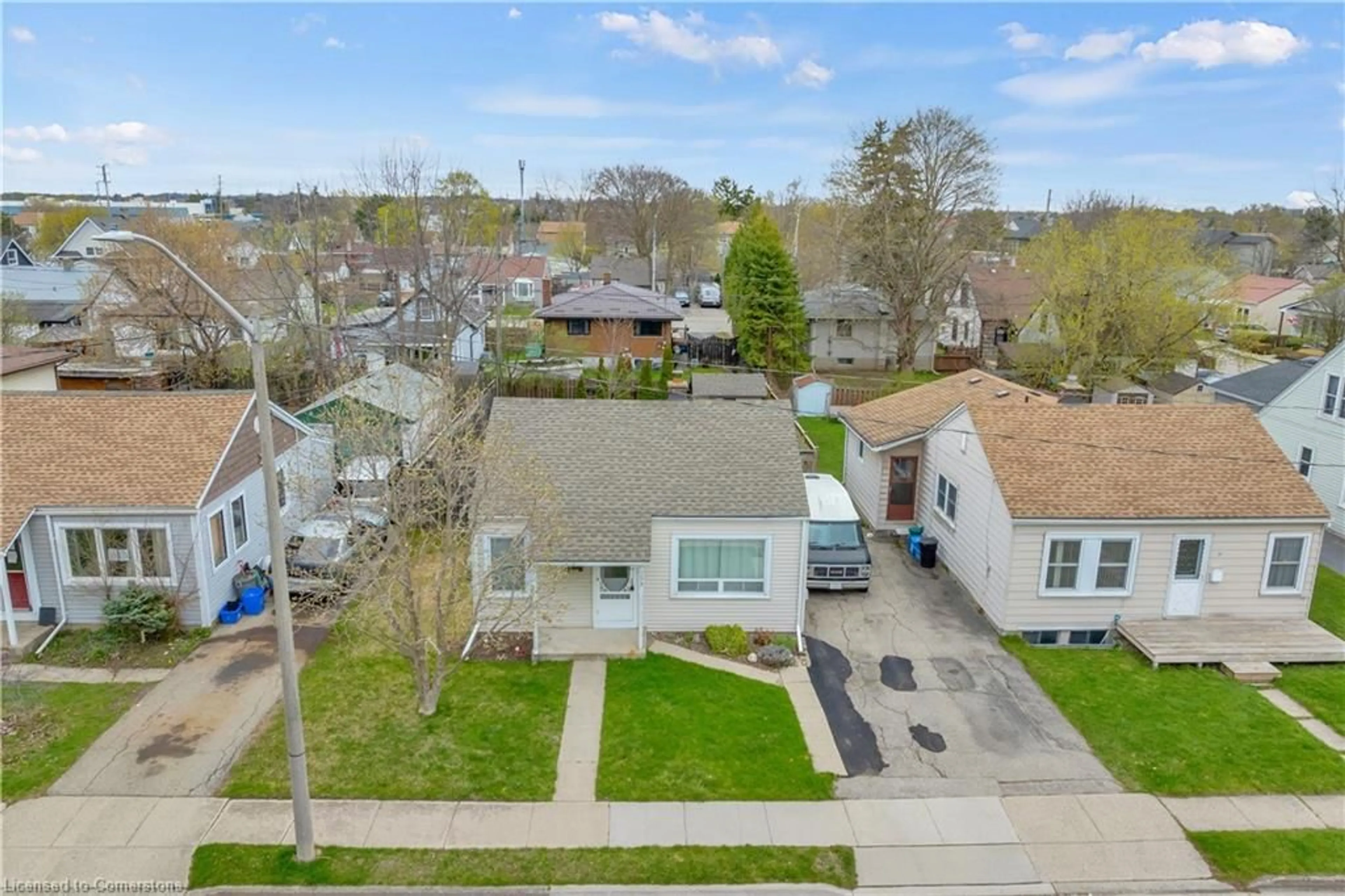 A pic from outside/outdoor area/front of a property/back of a property/a pic from drone, street for 153 Oakwood Ave, Cambridge Ontario N2H 4J3