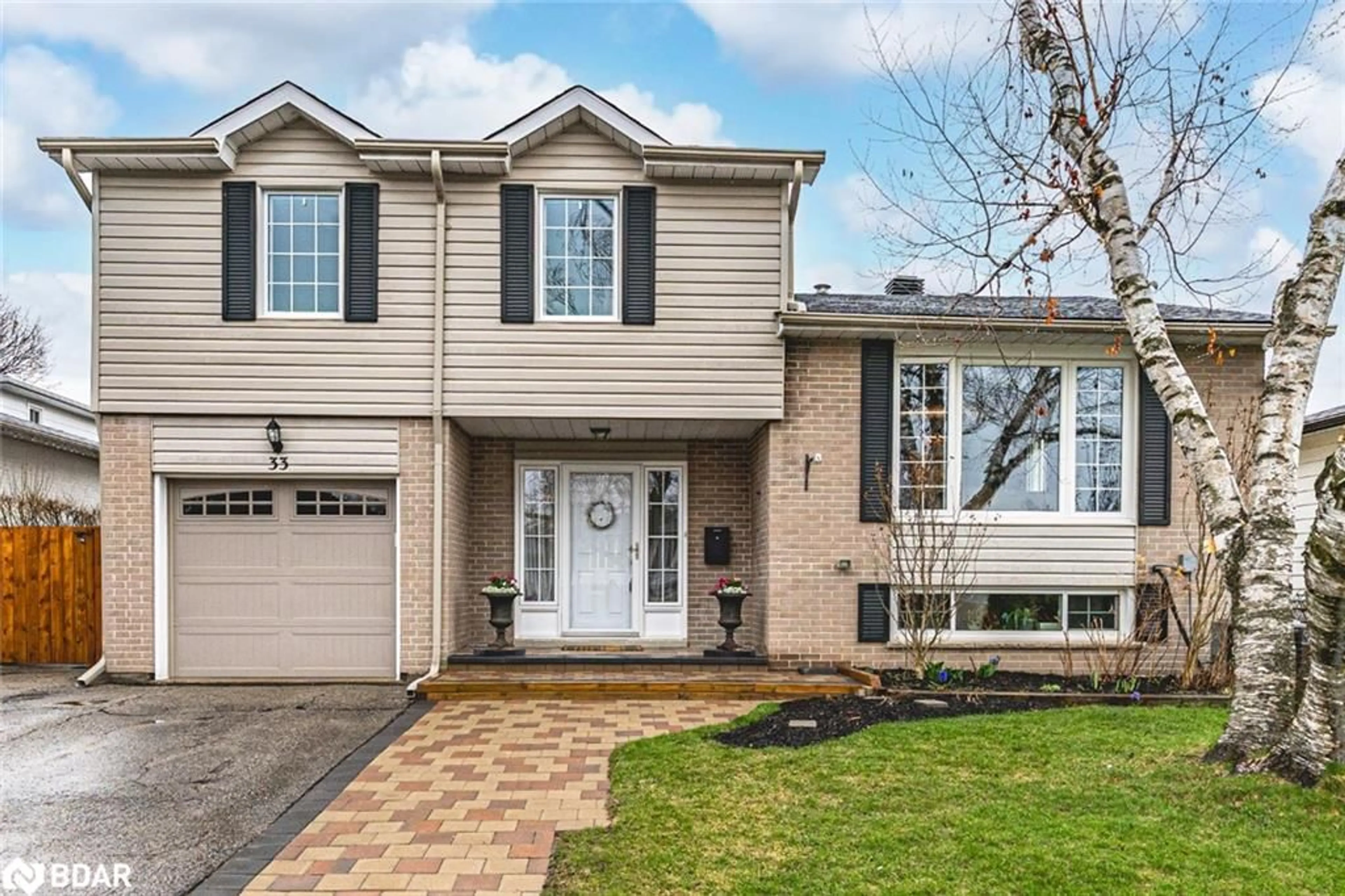 Home with brick exterior material, street for 33 Porter Cres, Barrie Ontario L4M 5H8