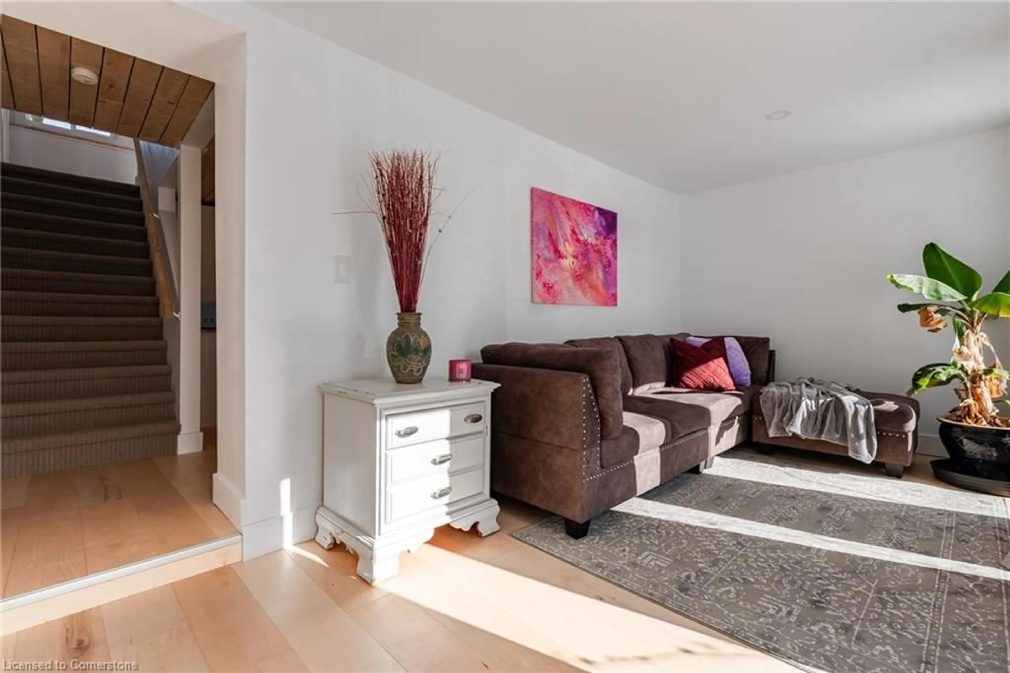 Living room with furniture, wood/laminate floor for 80 Lighthouse Dr, Dunnville Ontario N1A 2W6