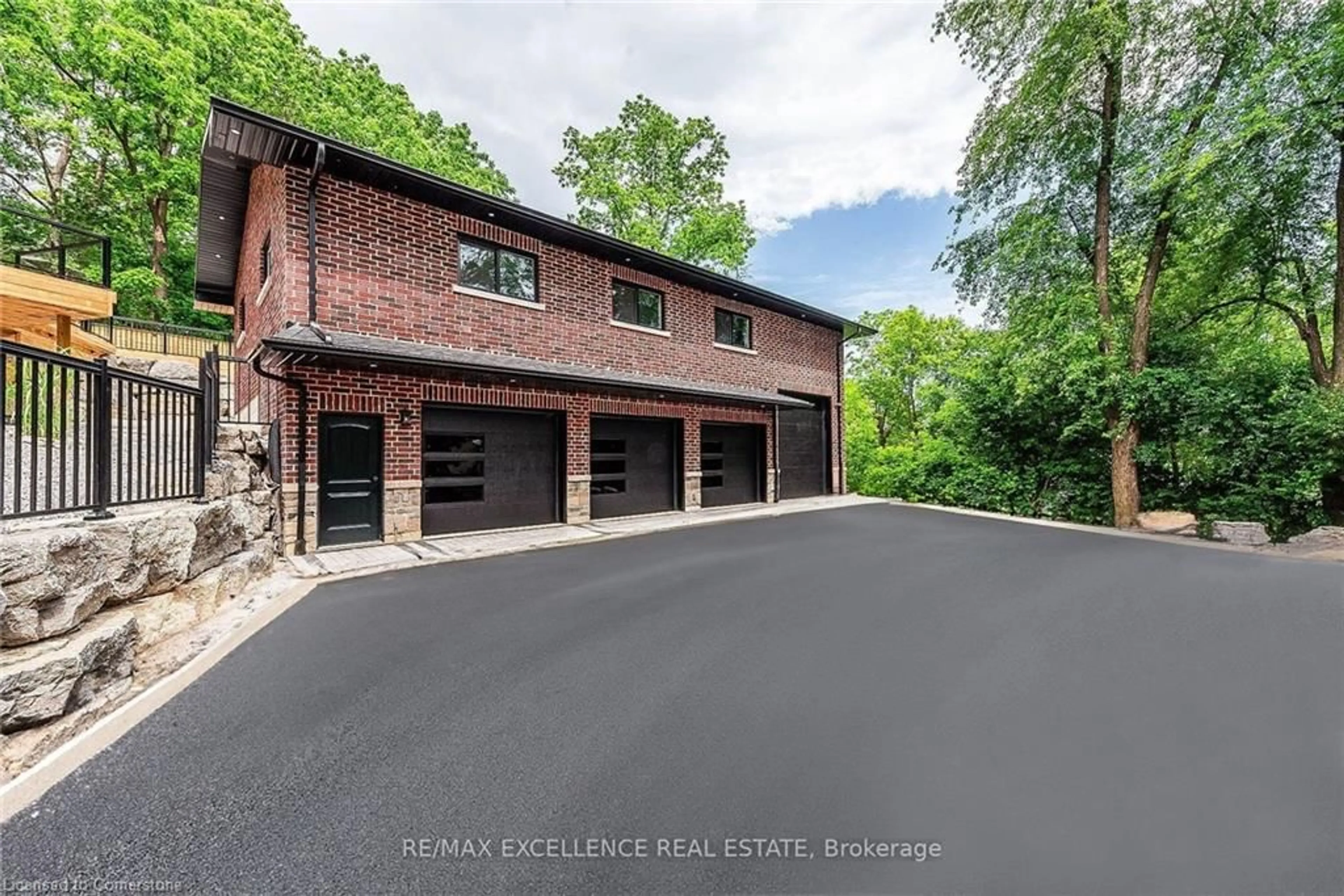Indoor garage for 8949 Mississauga Road, Brampton Ontario L6Y 0C2