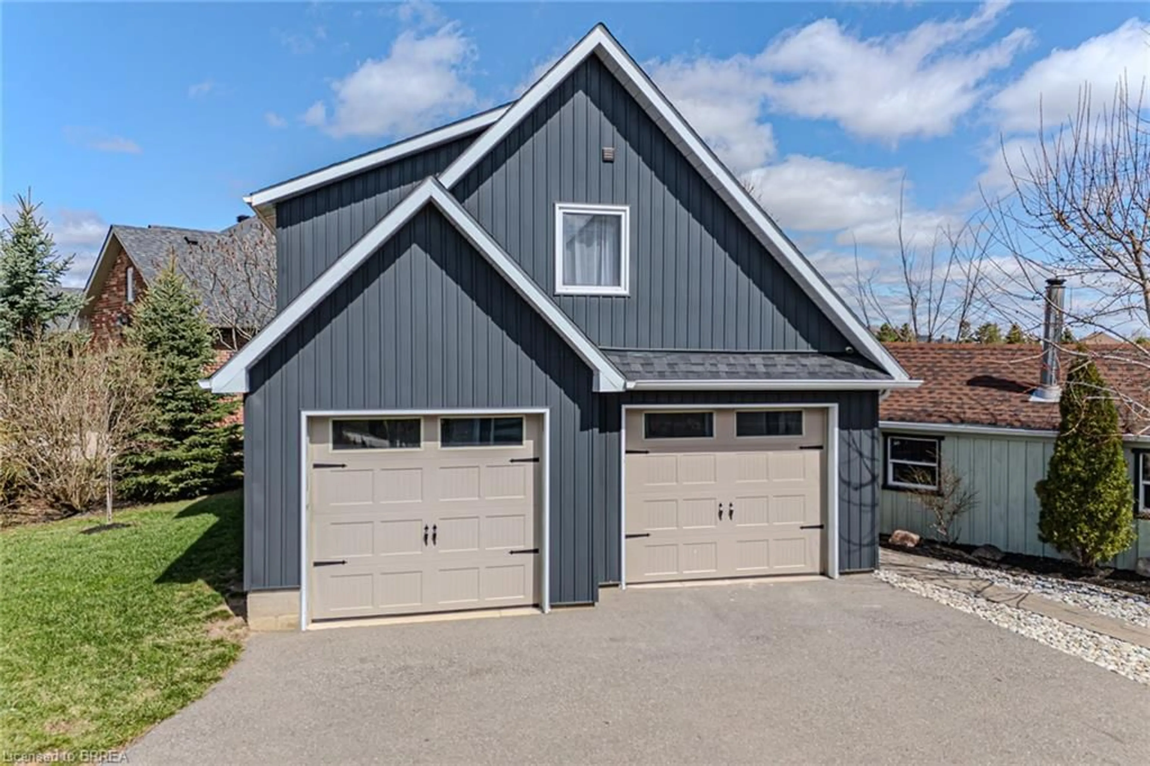 Indoor garage for 12133 Eighth Line, Glen Williams Ontario L7G 4S4