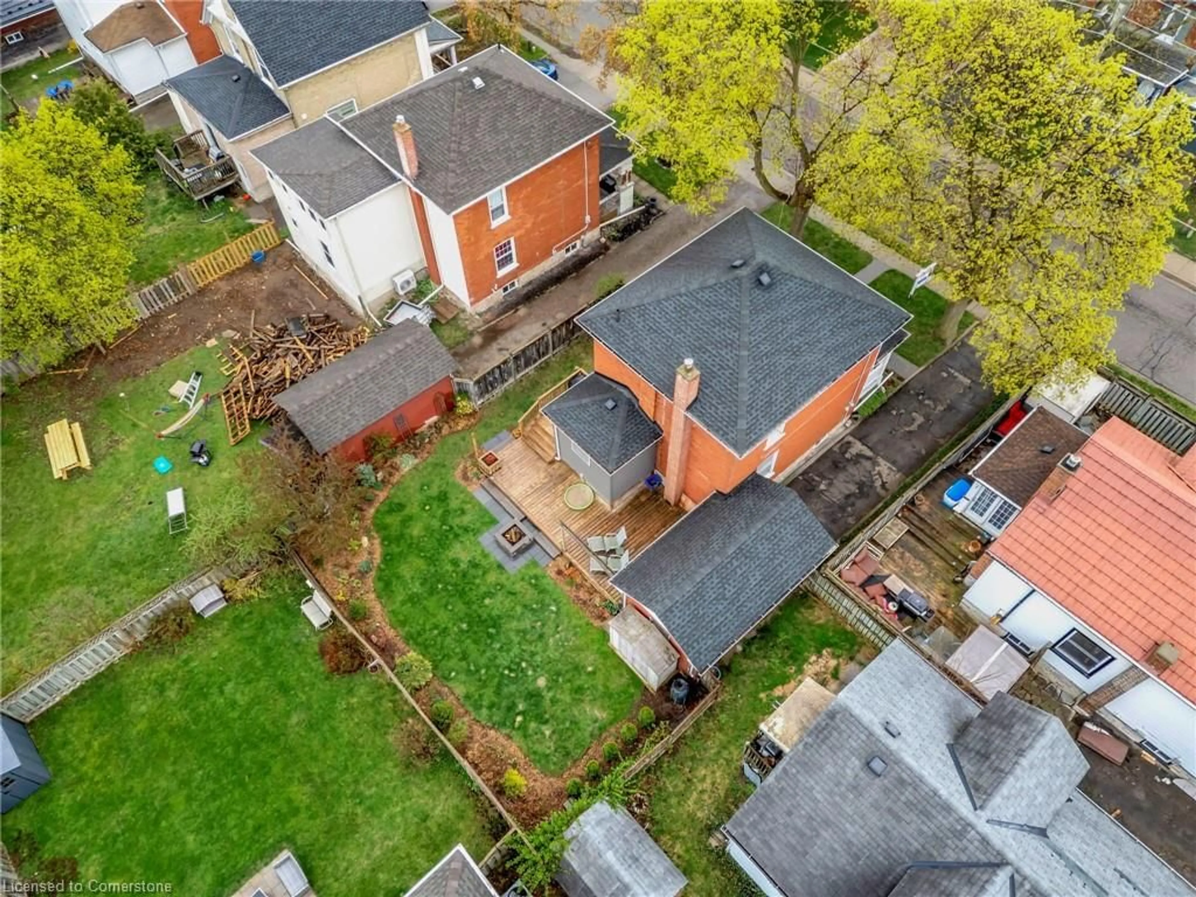 A pic from outside/outdoor area/front of a property/back of a property/a pic from drone, street for 442 Lowther St, Cambridge Ontario N3H 1Z1