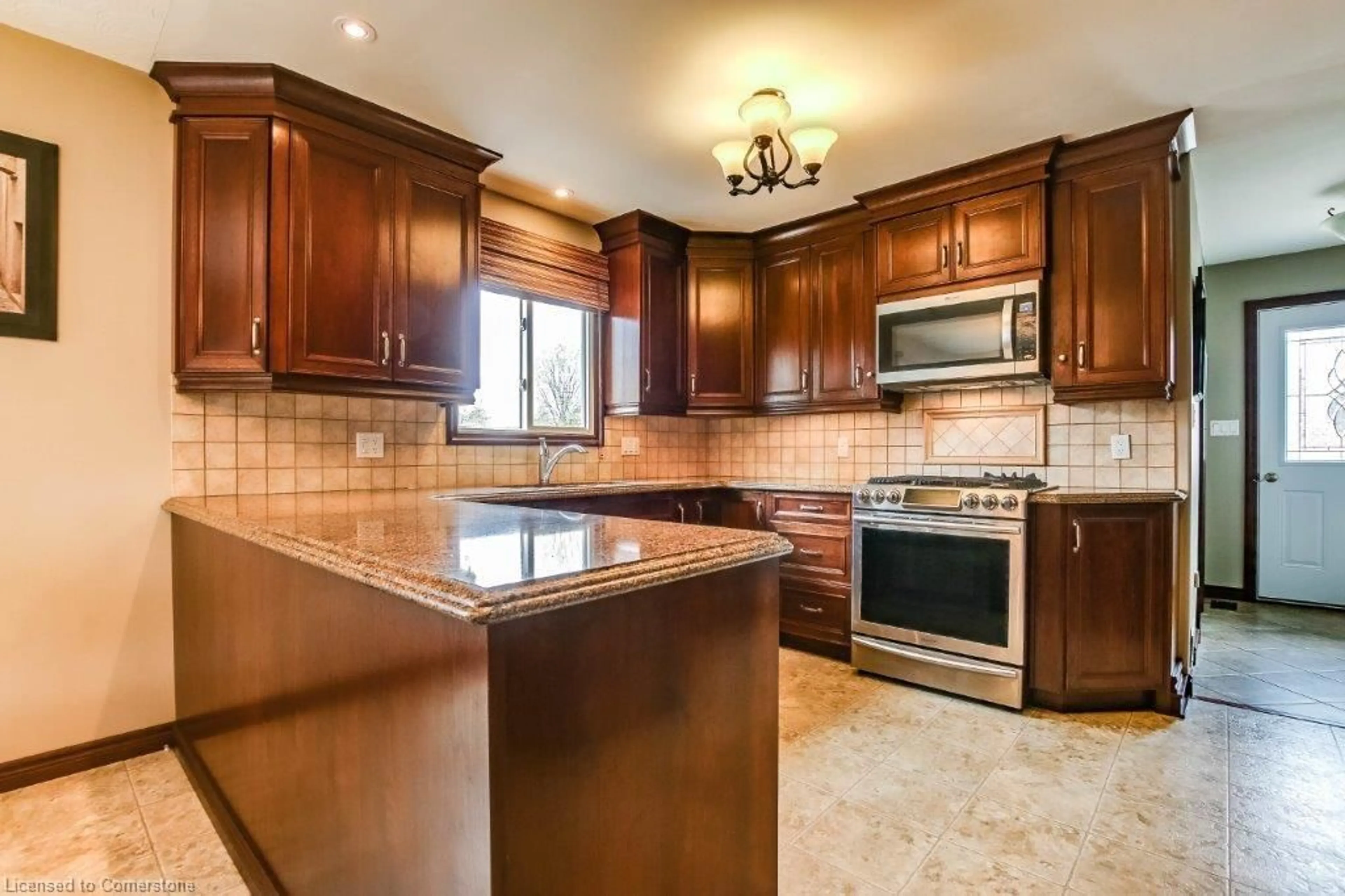 Open concept kitchen, ceramic/tile floor for 129 59 Hwy, Delhi Ontario N4B 2W5
