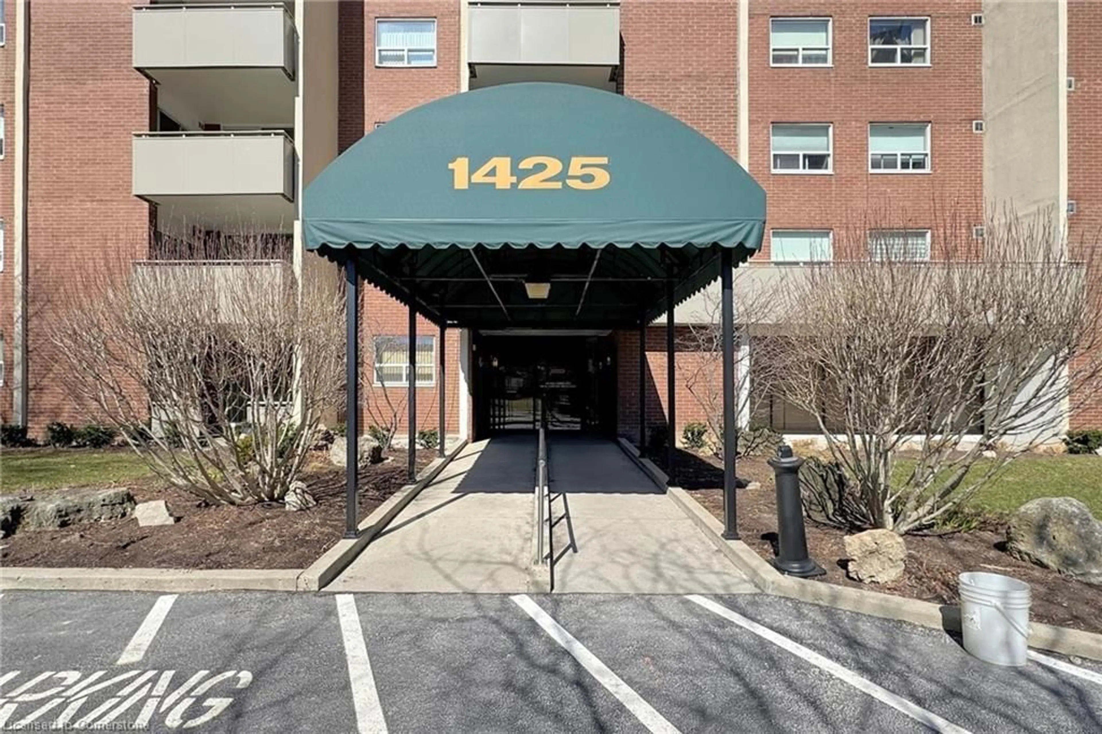 Indoor foyer for 1425 Ghent Ave #802, Burlington Ontario L7S 1X5