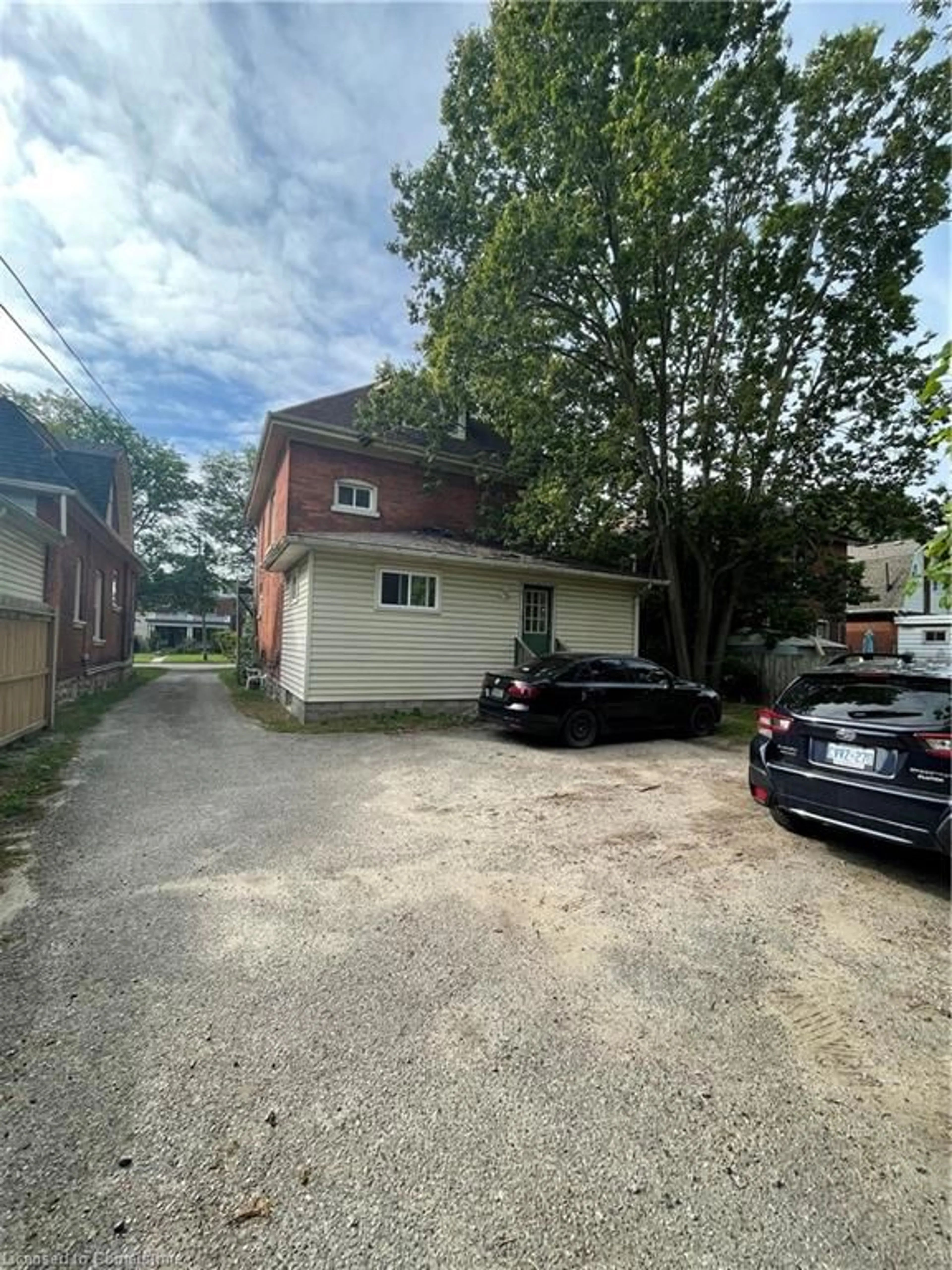 A pic from outside/outdoor area/front of a property/back of a property/a pic from drone, street for 126 Chatham St, Brantford Ontario N3S 4G4