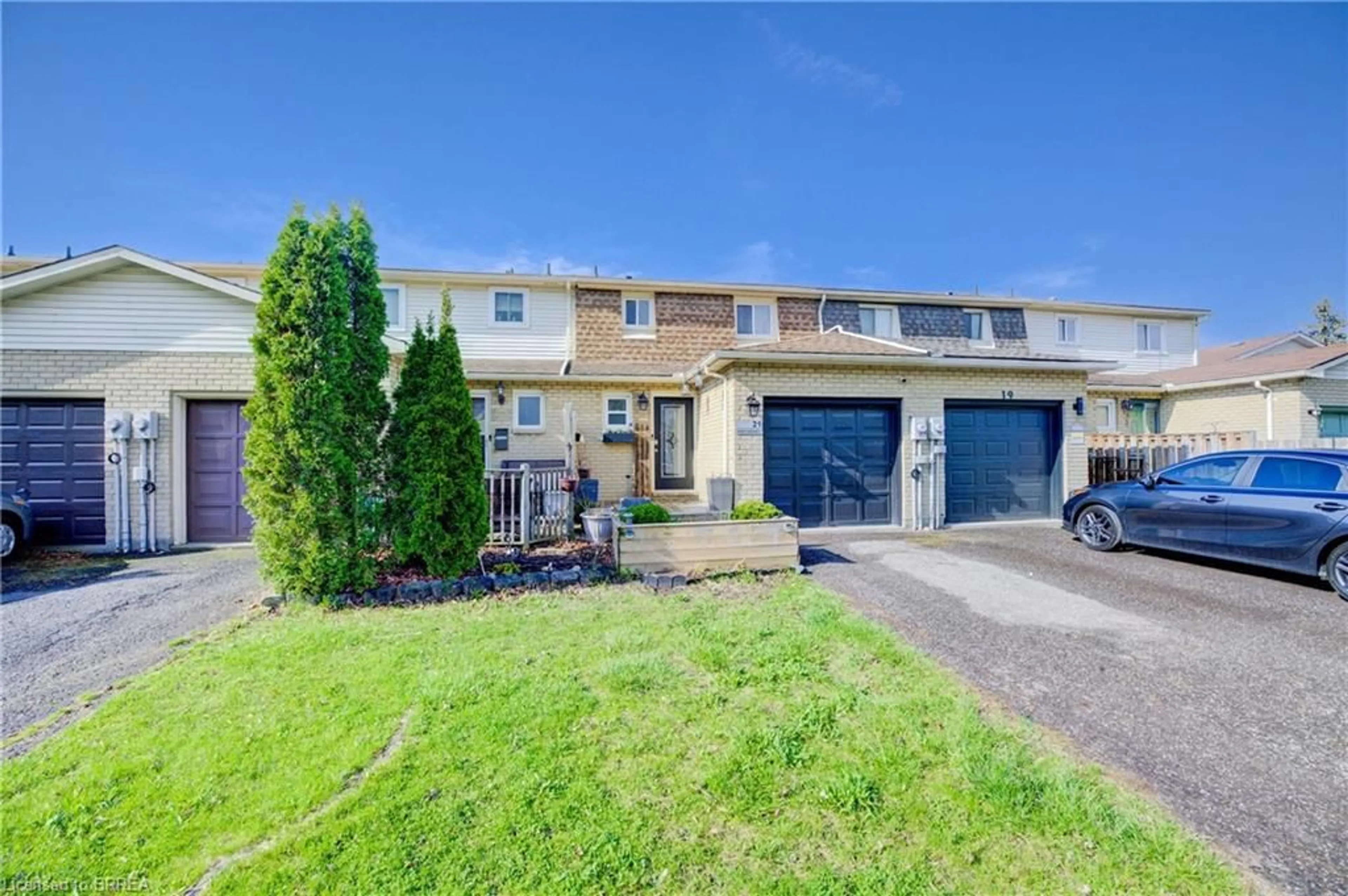 A pic from outside/outdoor area/front of a property/back of a property/a pic from drone, street for 21 Romy Cres, Thorold Ontario L2V 4L1