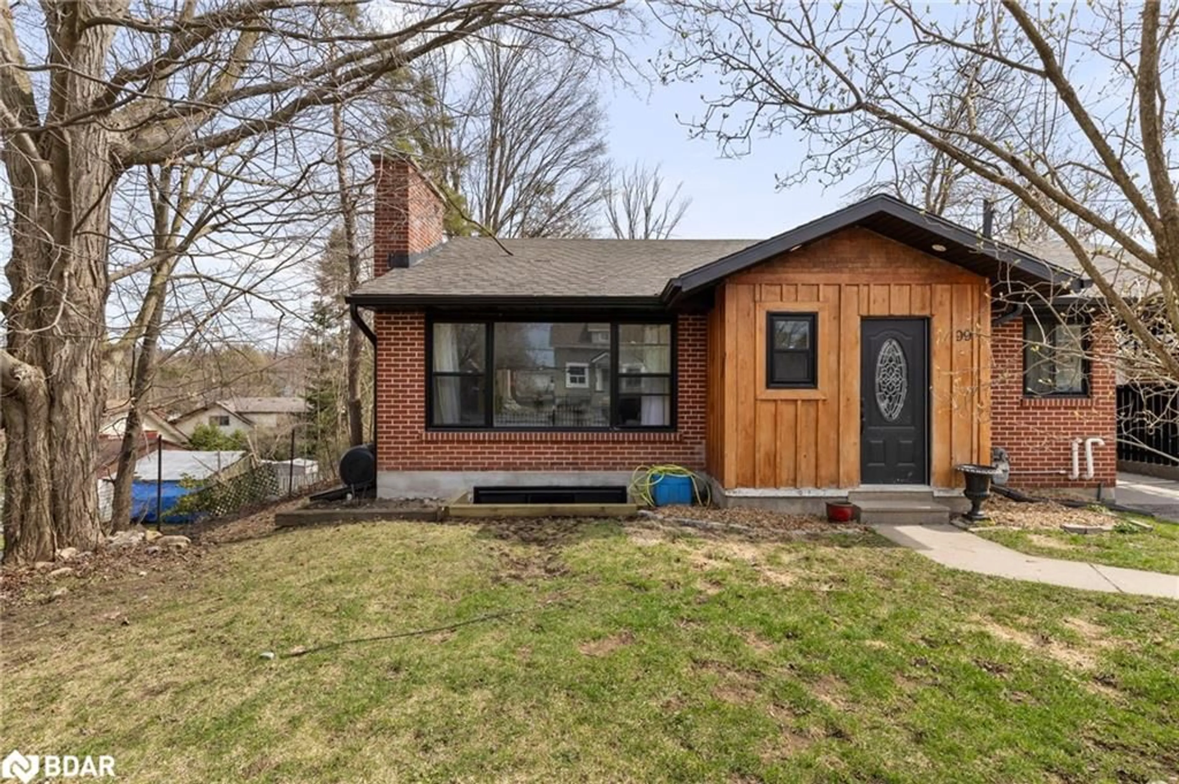 Home with brick exterior material, street for 99 Wellington St, Barrie Ontario L4M 2C6
