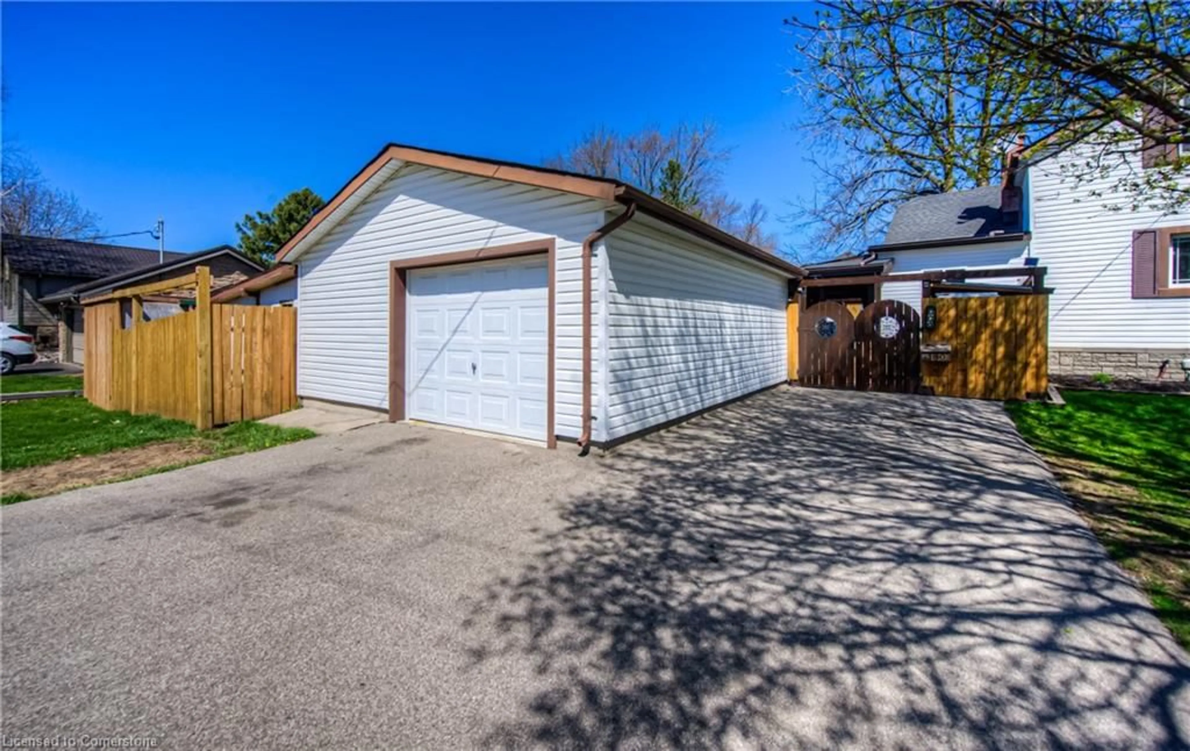 Indoor garage for 150 Woolwich St, Breslau Ontario N0B 1M0