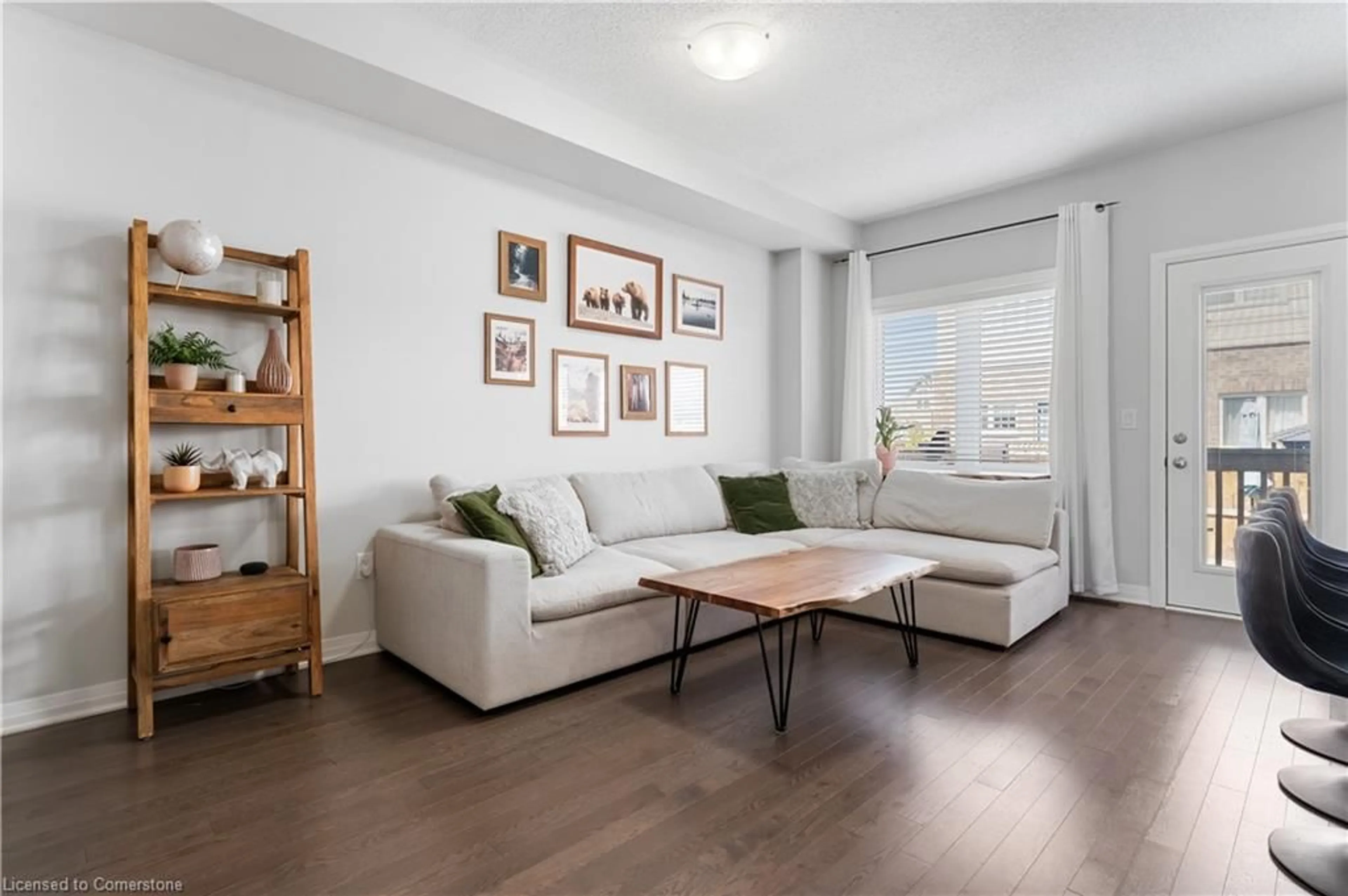 Living room with furniture, wood/laminate floor for 4067 Canby St, Beamsville Ontario L0R 1B4