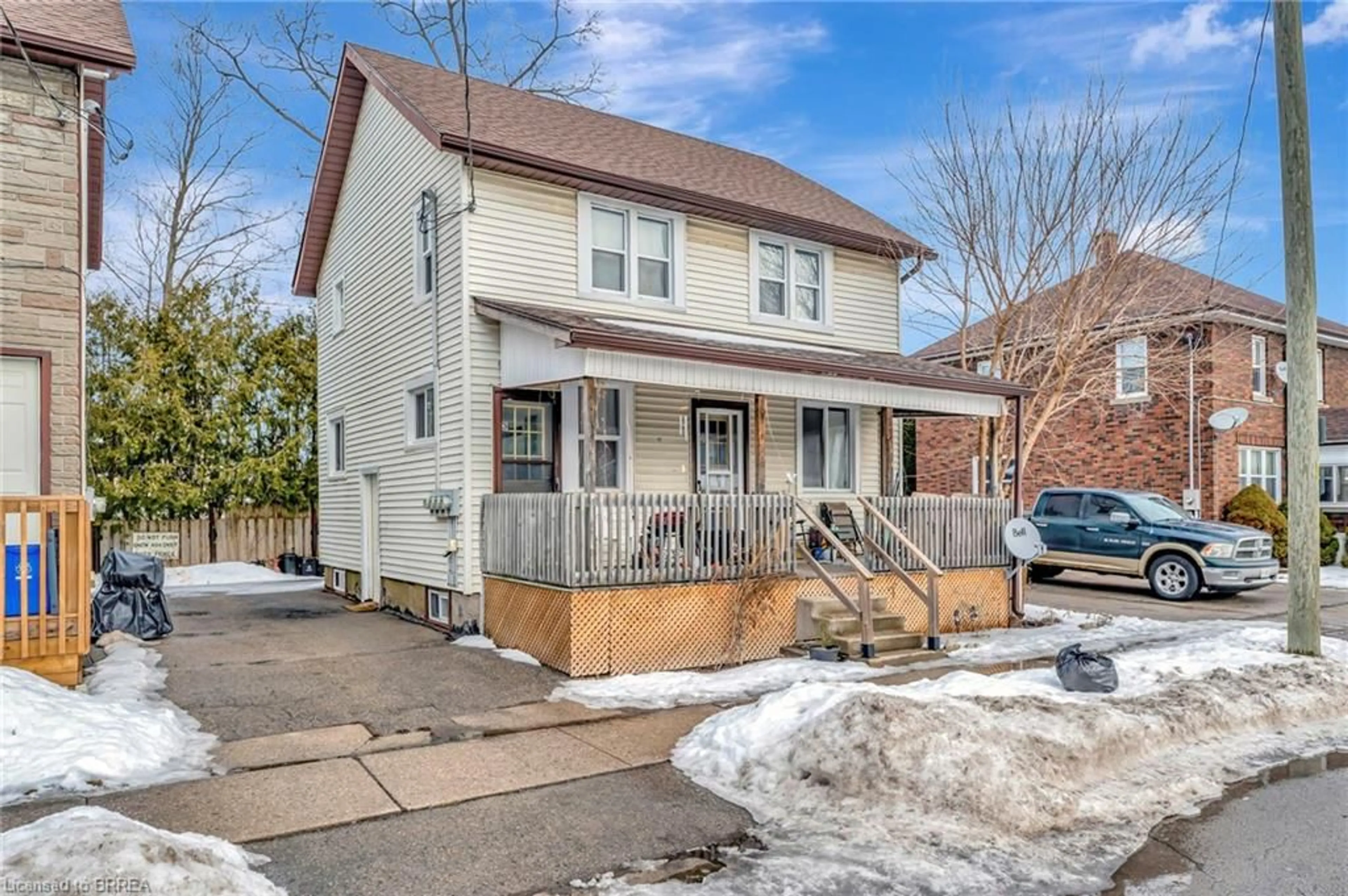 Home with vinyl exterior material, street for 17 Chapel St, Simcoe Ontario N3Y 1N3