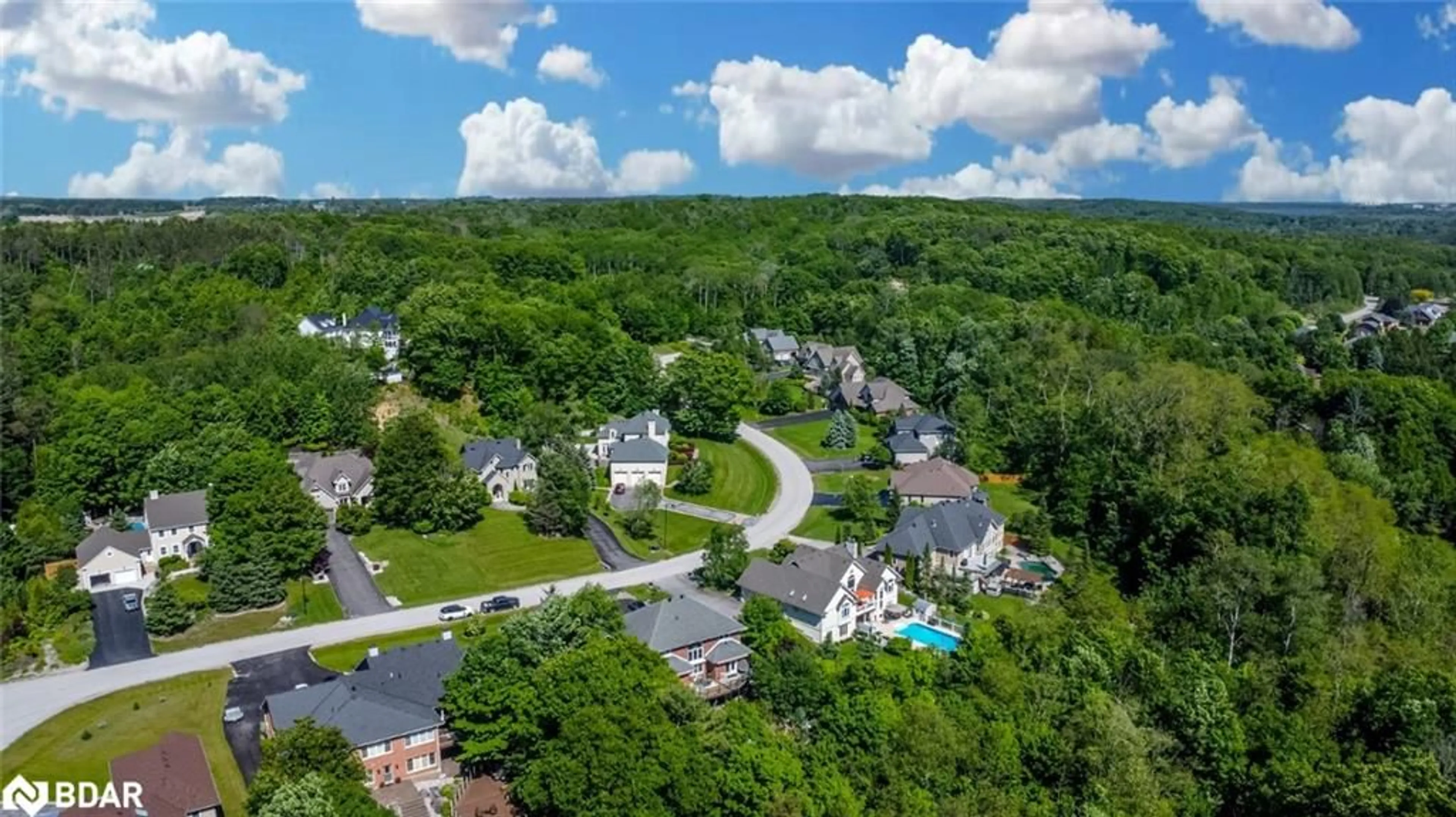 A pic from outside/outdoor area/front of a property/back of a property/a pic from drone, unknown for 16 Bridle Trail, Midhurst Ontario L9X 0J9