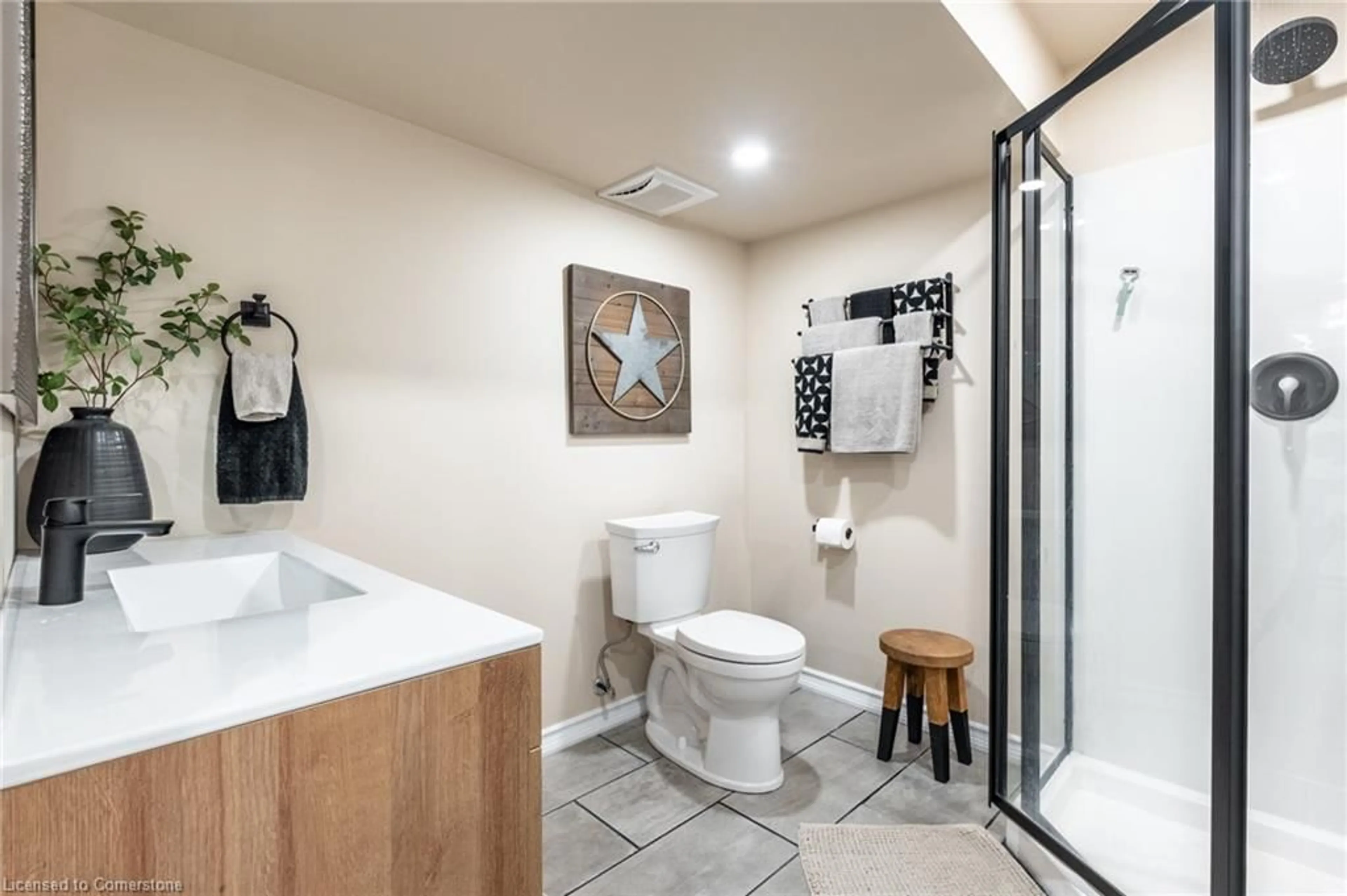 Standard bathroom, ceramic/tile floor for 32 Mckibbon Ave, Stoney Creek Ontario L0R 1P0