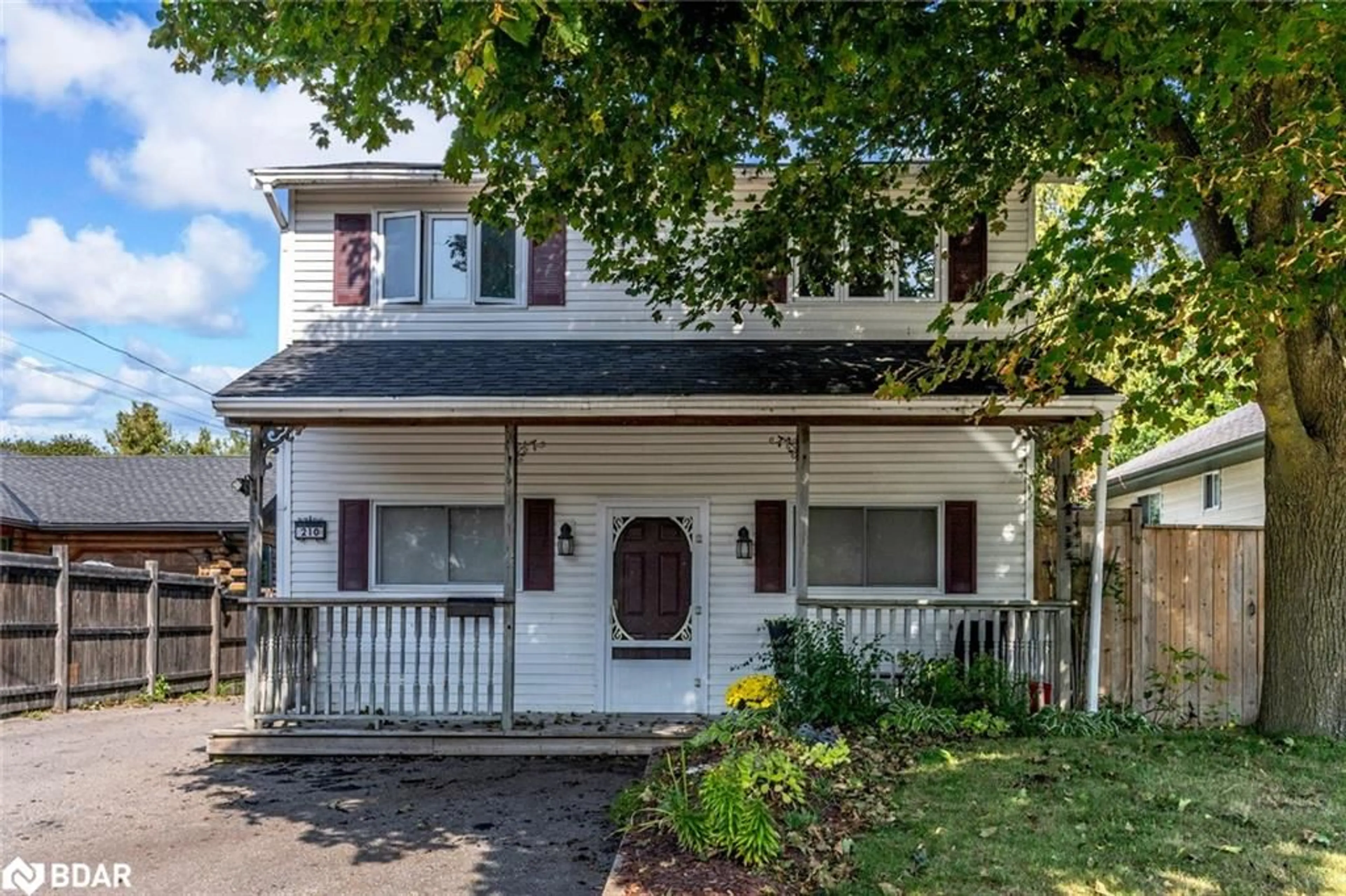 Home with vinyl exterior material, street for 210 Southview Rd, Barrie Ontario L4N 3X7