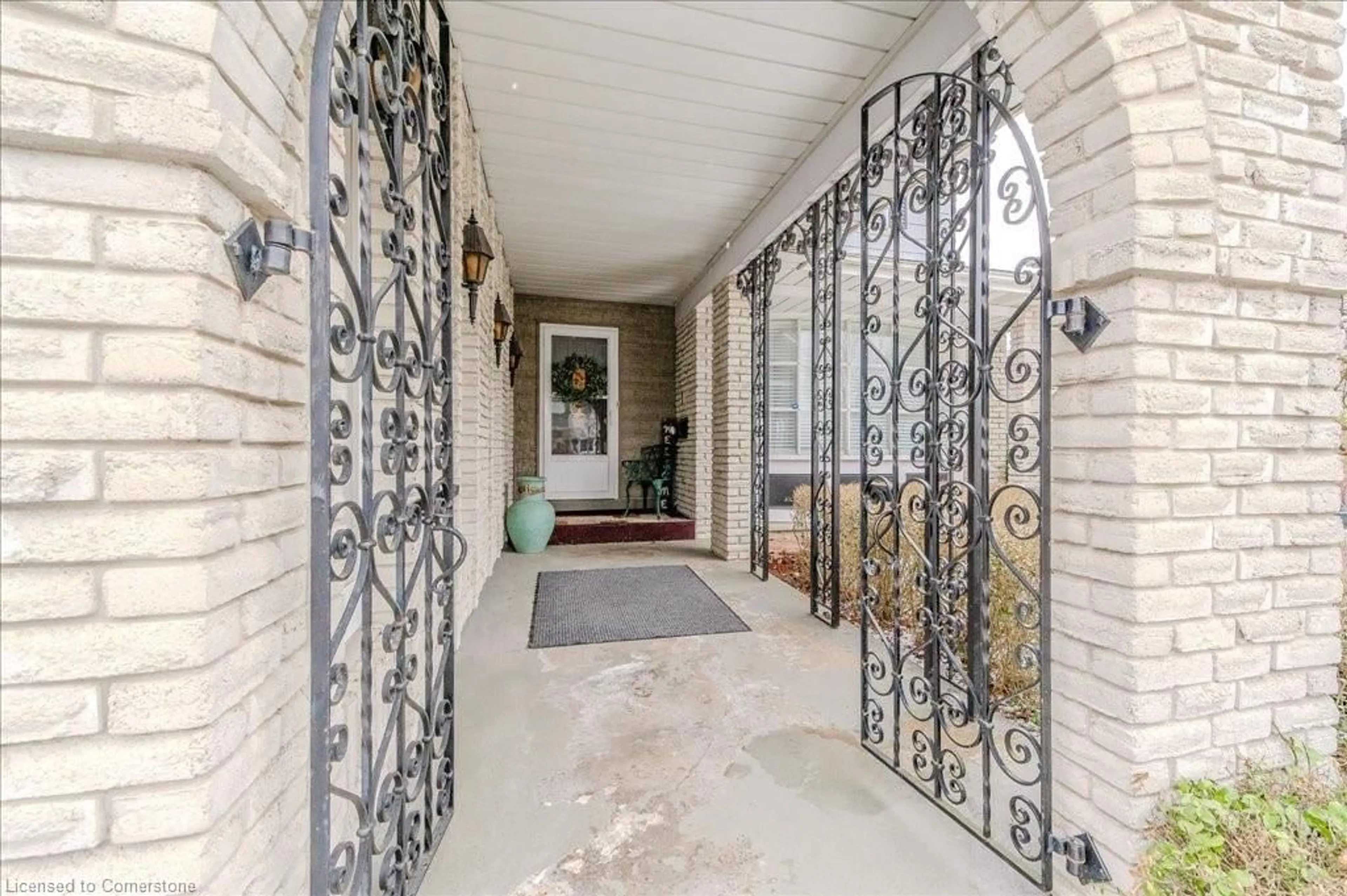 Indoor foyer for 184 Forestwood Dr, Kitchener Ontario N2N 1B8