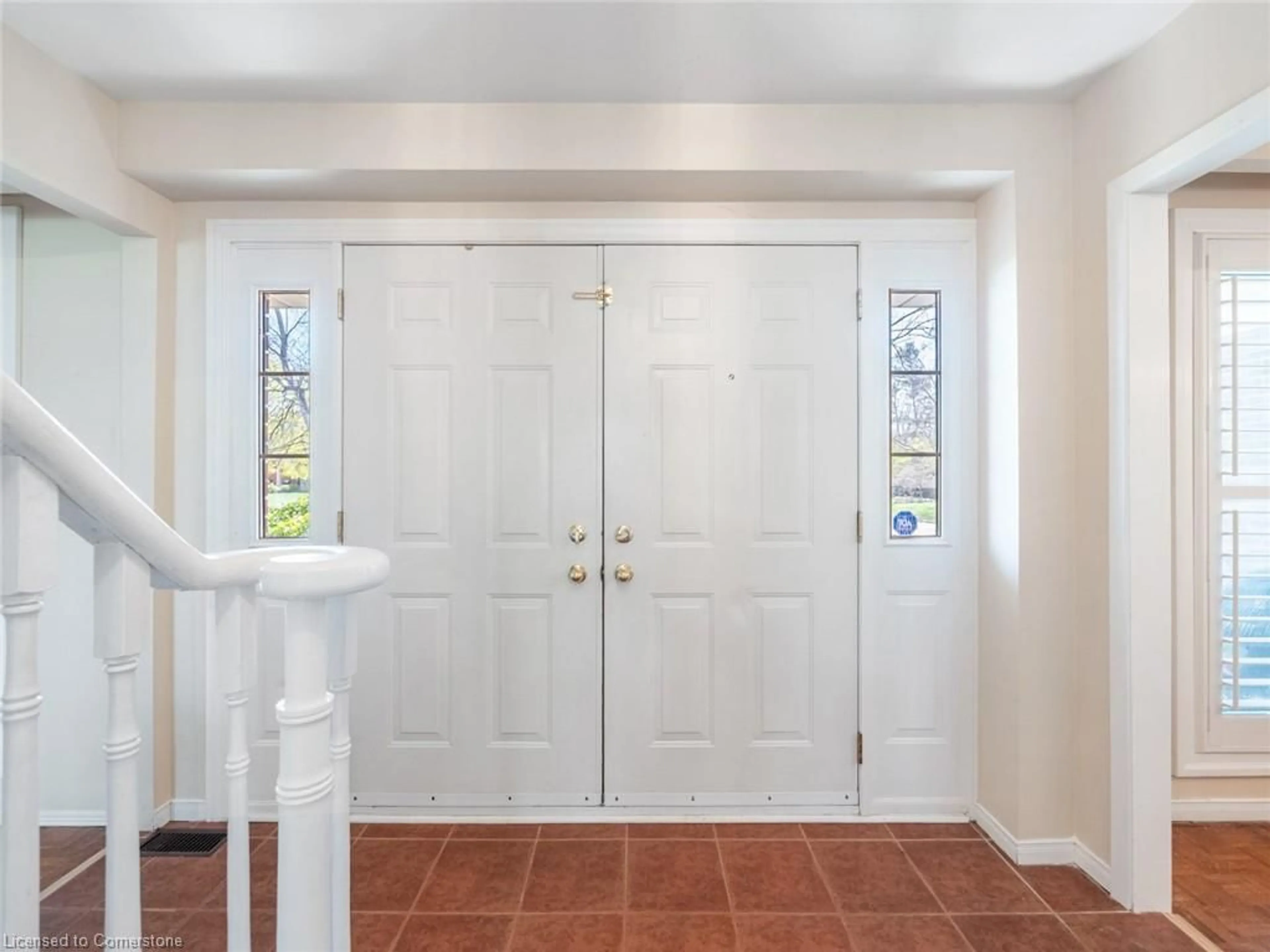 Indoor entryway for 2153 Devon Rd, Oakville Ontario L6J 5M1