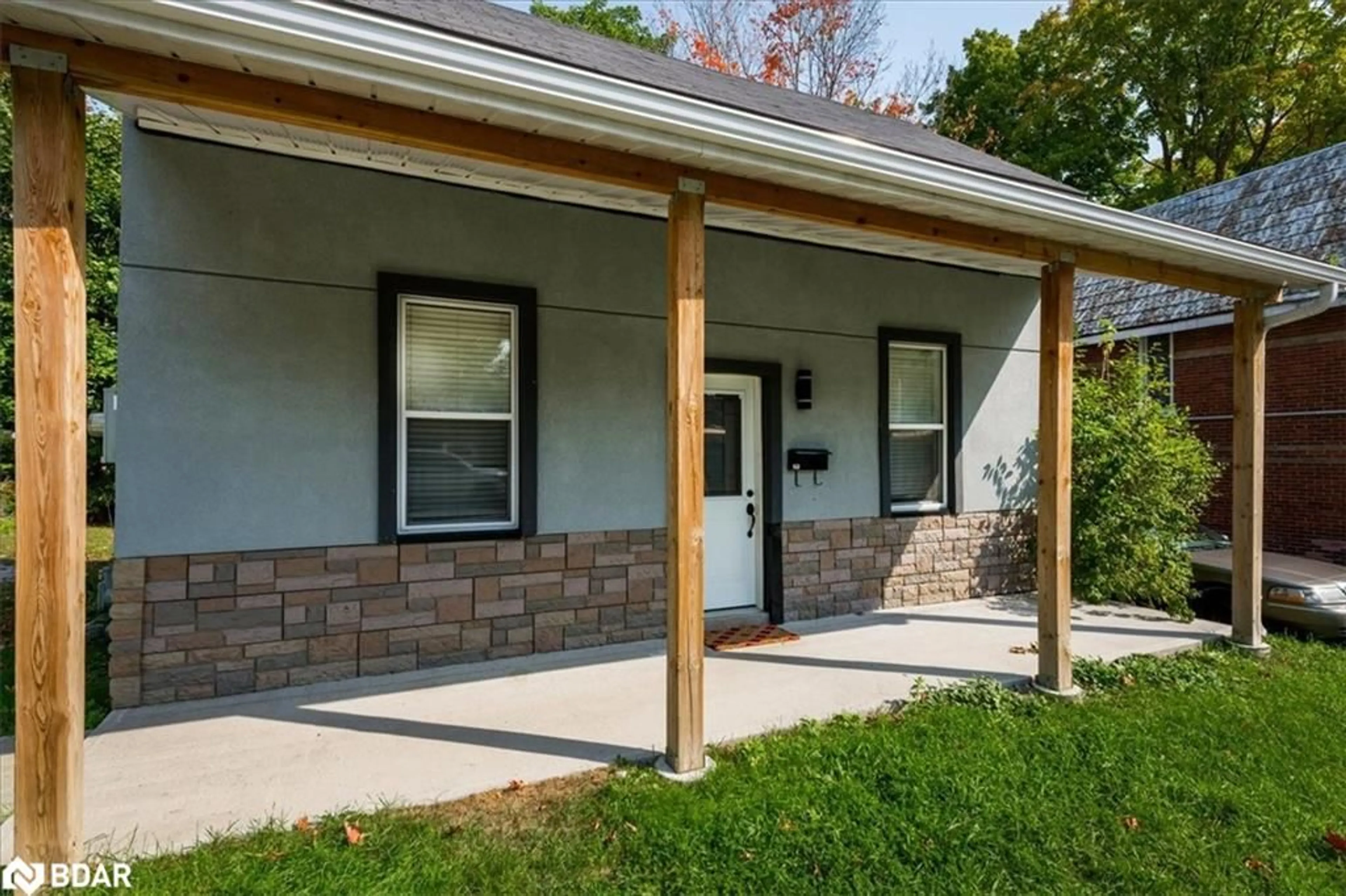 Home with vinyl exterior material, street for 218 West St, Orillia Ontario L3V 5L8