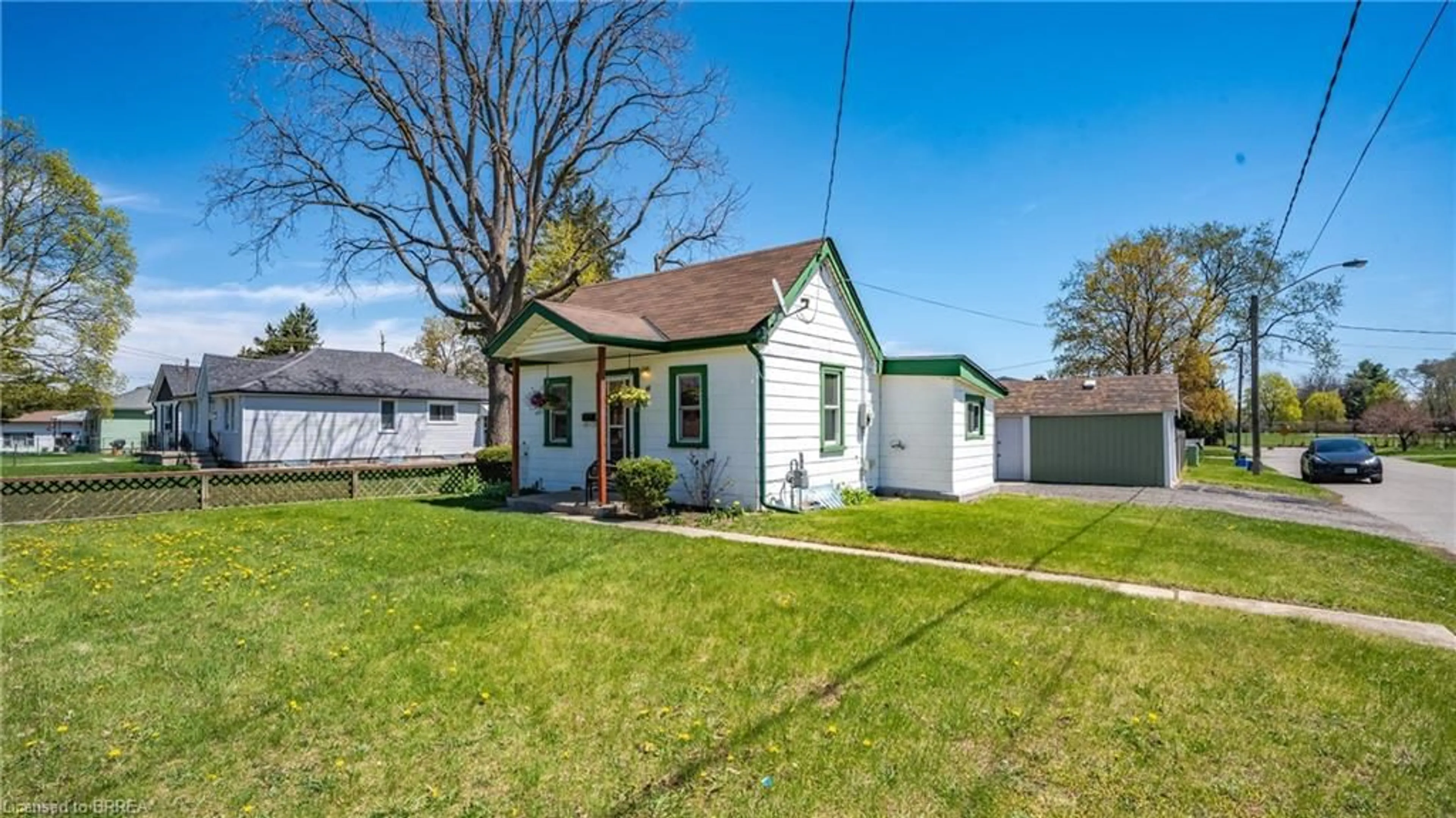 A pic from outside/outdoor area/front of a property/back of a property/a pic from drone, street for 91 Herbert St, Brantford Ontario N3R 4A3