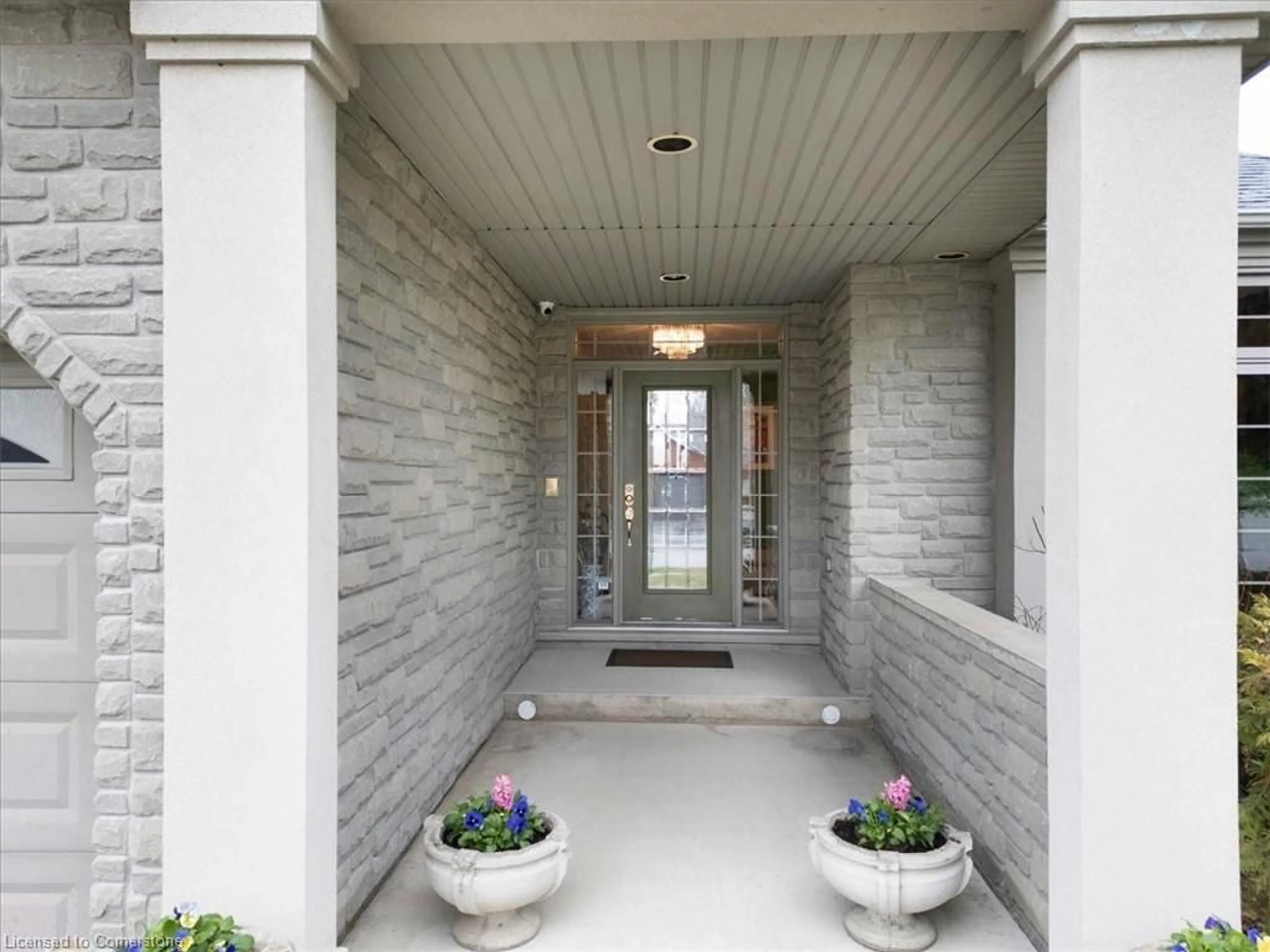 Indoor entryway for 10 Kerr Shaver Terr, Brantford Ontario N3T 6H7