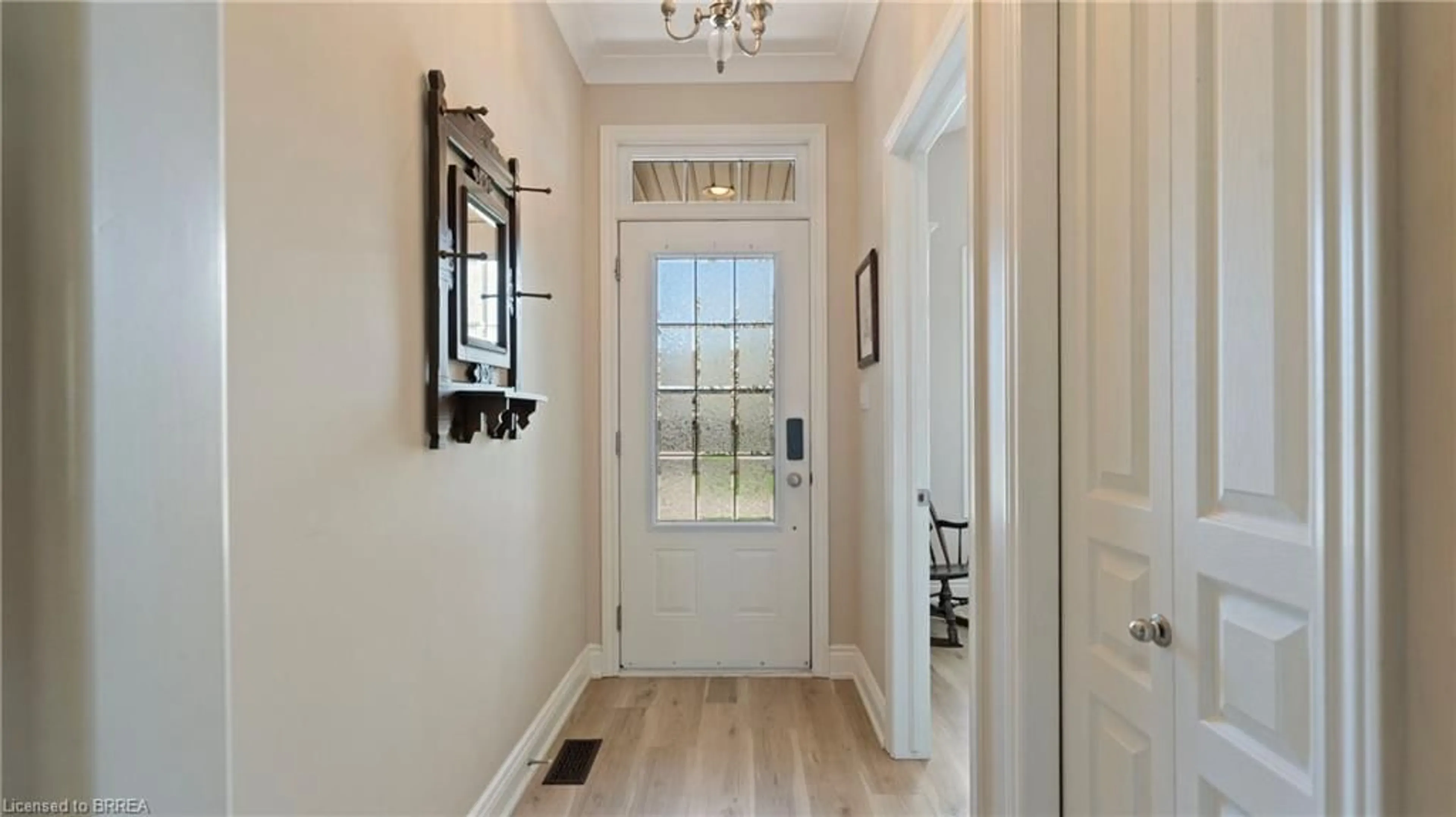 Indoor entryway for 95 North Park St #1, Brantford Ontario N3R 4K2
