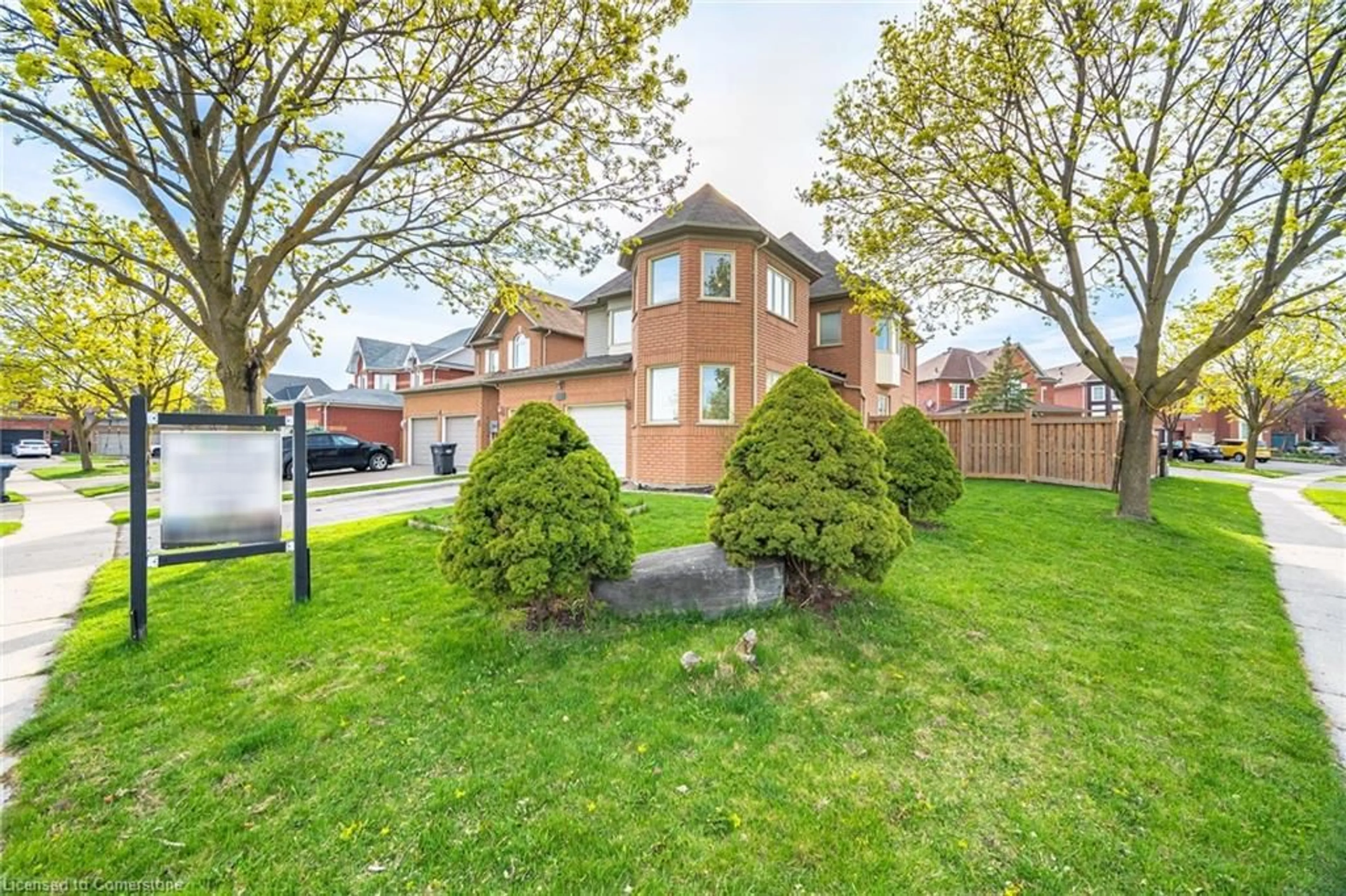 A pic from outside/outdoor area/front of a property/back of a property/a pic from drone, street for 139 Shady Pine Cir, Brampton Ontario L6R 1N6