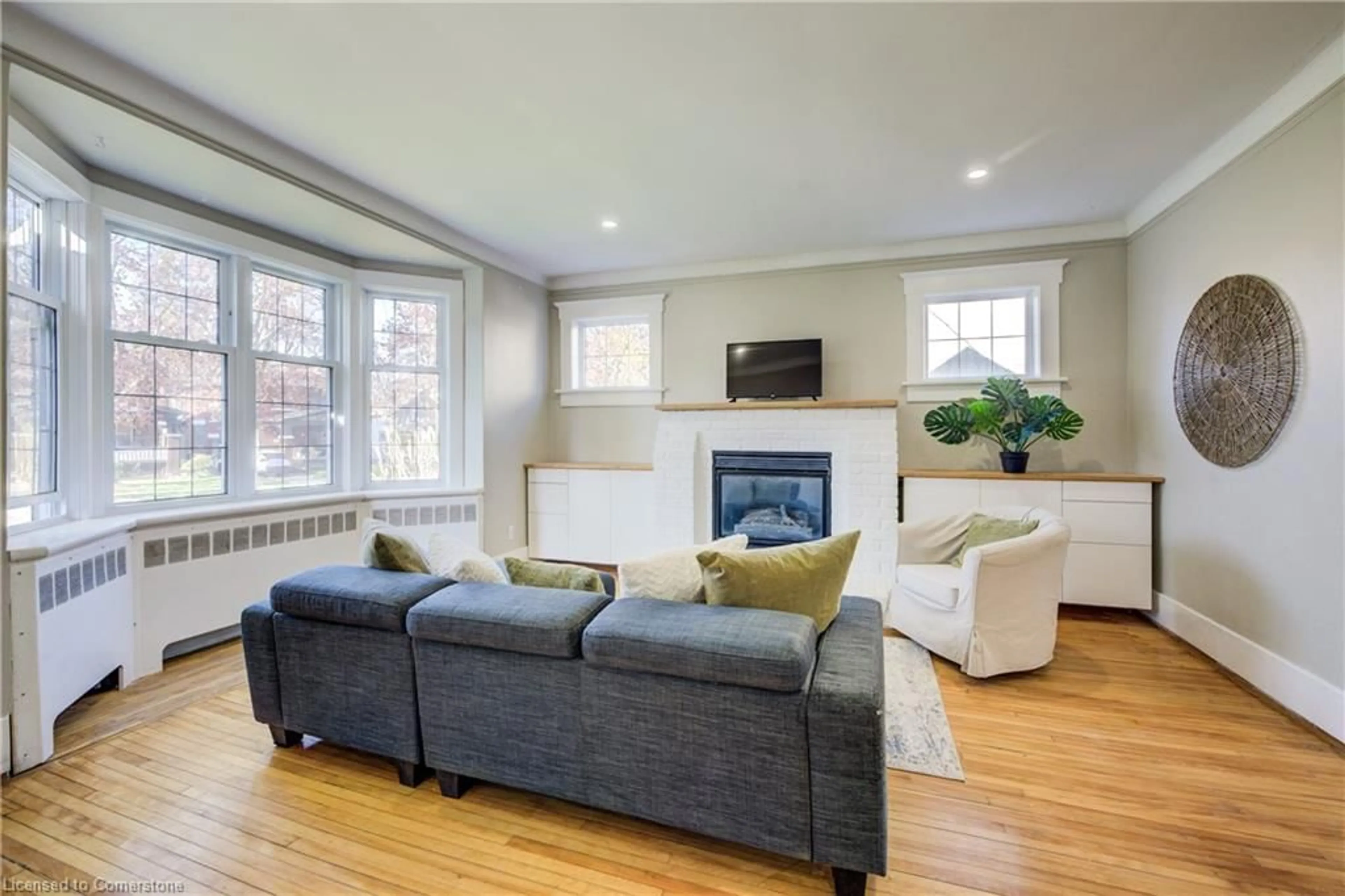 Living room with furniture, unknown for 74 Homewood Ave, Kitchener Ontario N2M 1W9