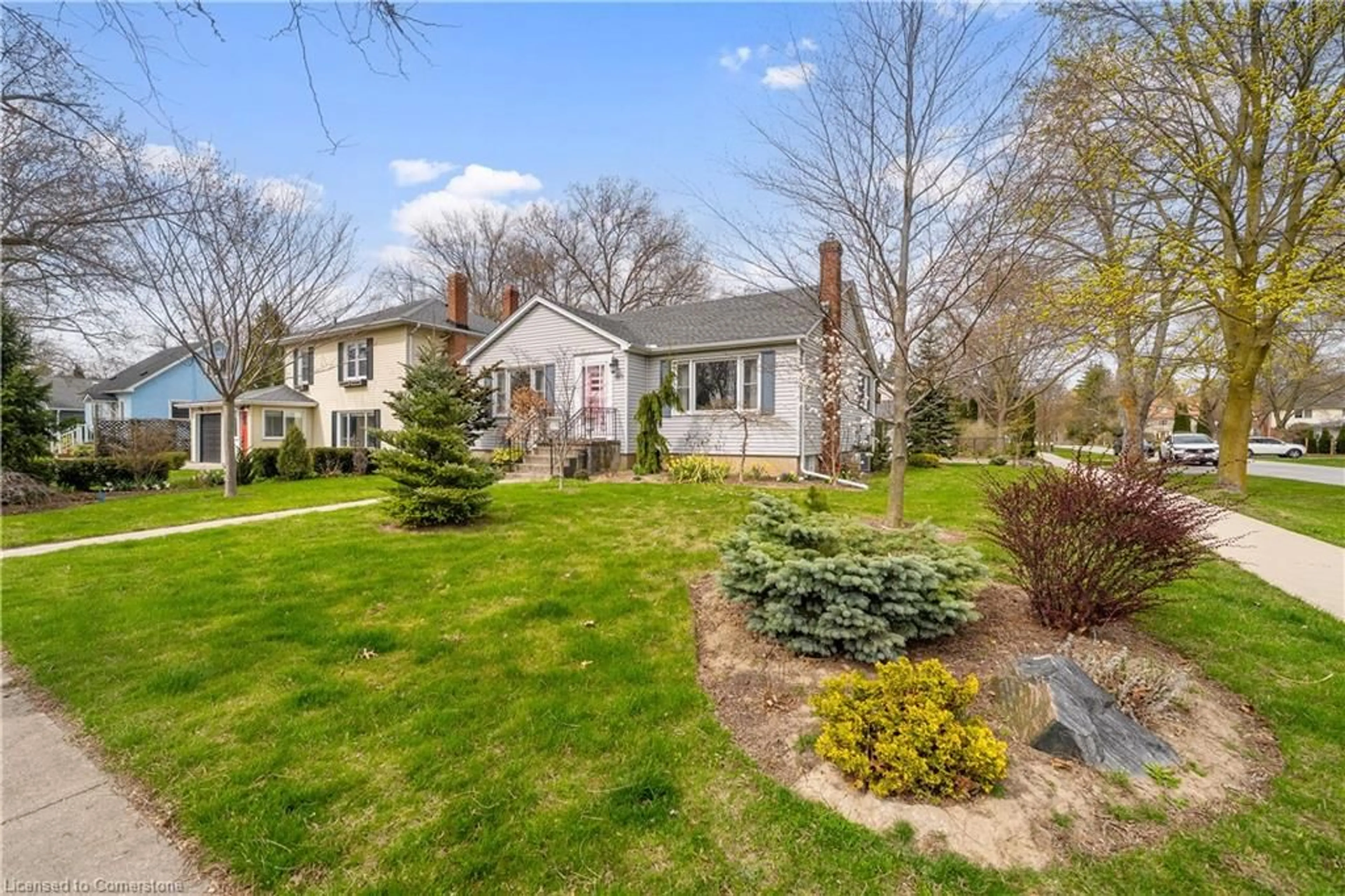 A pic from outside/outdoor area/front of a property/back of a property/a pic from drone, street for 105 Mary St, Niagara-on-the-Lake Ontario L0S 1J0