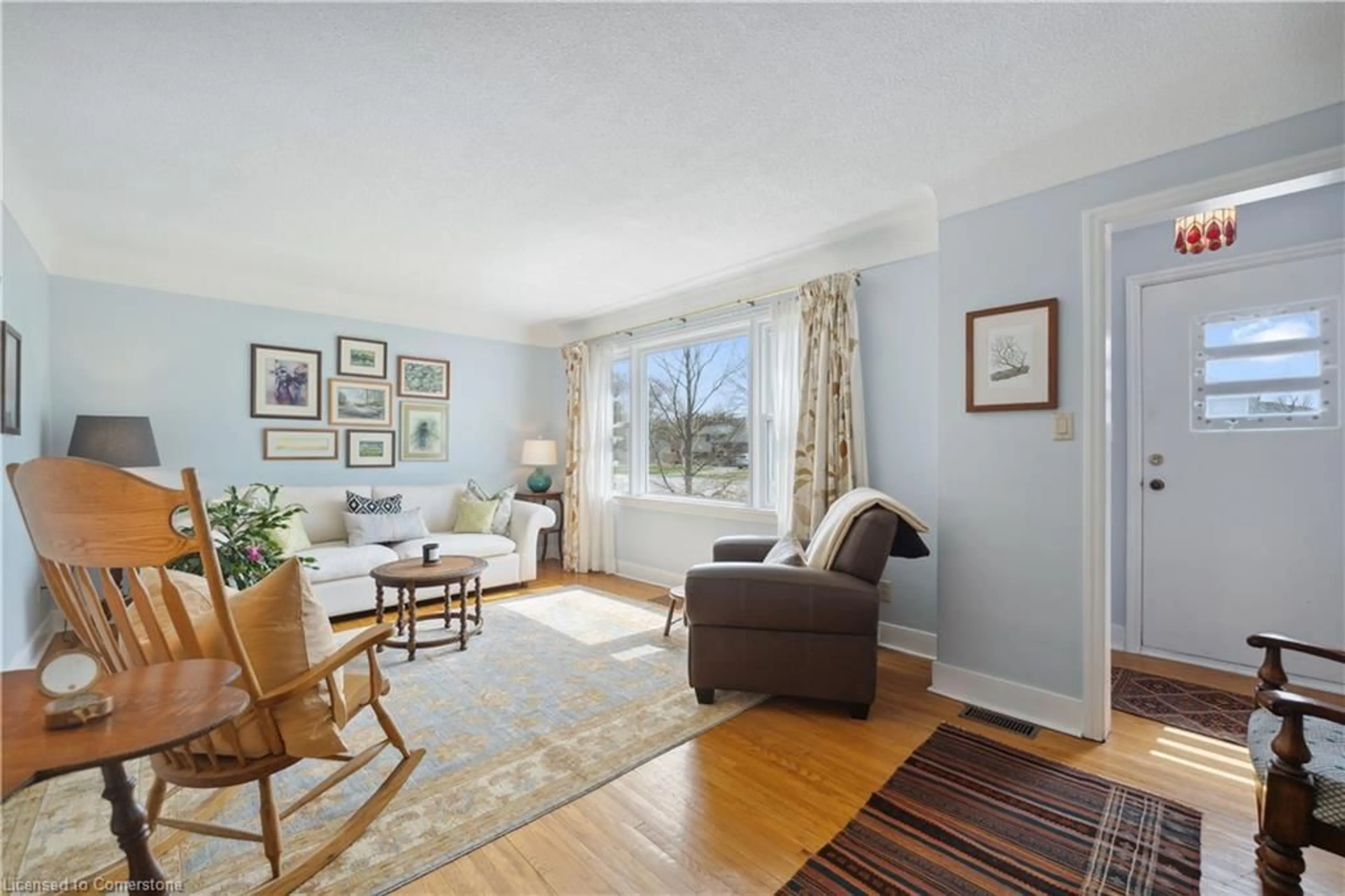 Living room with furniture, unknown for 105 Mary St, Niagara-on-the-Lake Ontario L0S 1J0