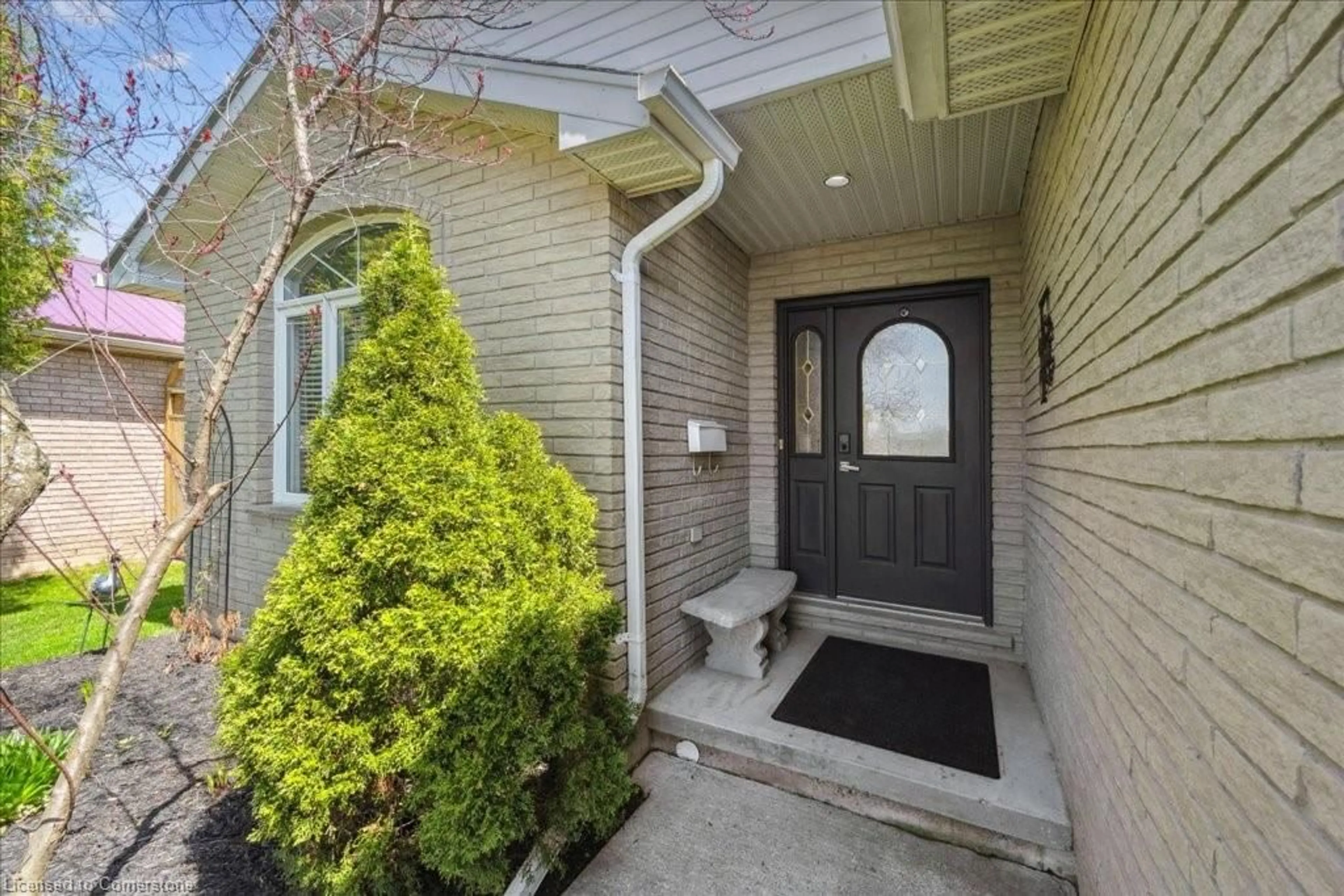 Indoor entryway for 83 Whitlaw Way, Paris Ontario N3L 4B5