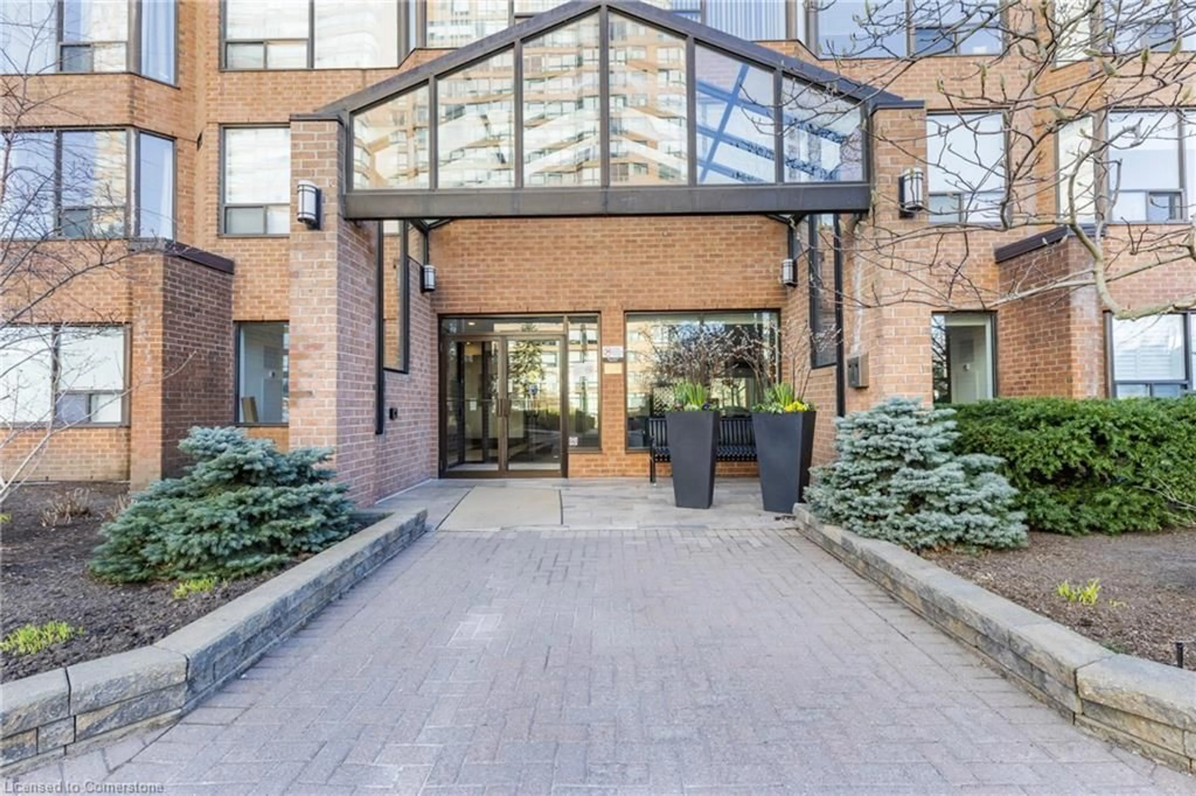 Indoor foyer for 1270 Maple Crossing Blvd #208, Burlington Ontario L7S 2J3