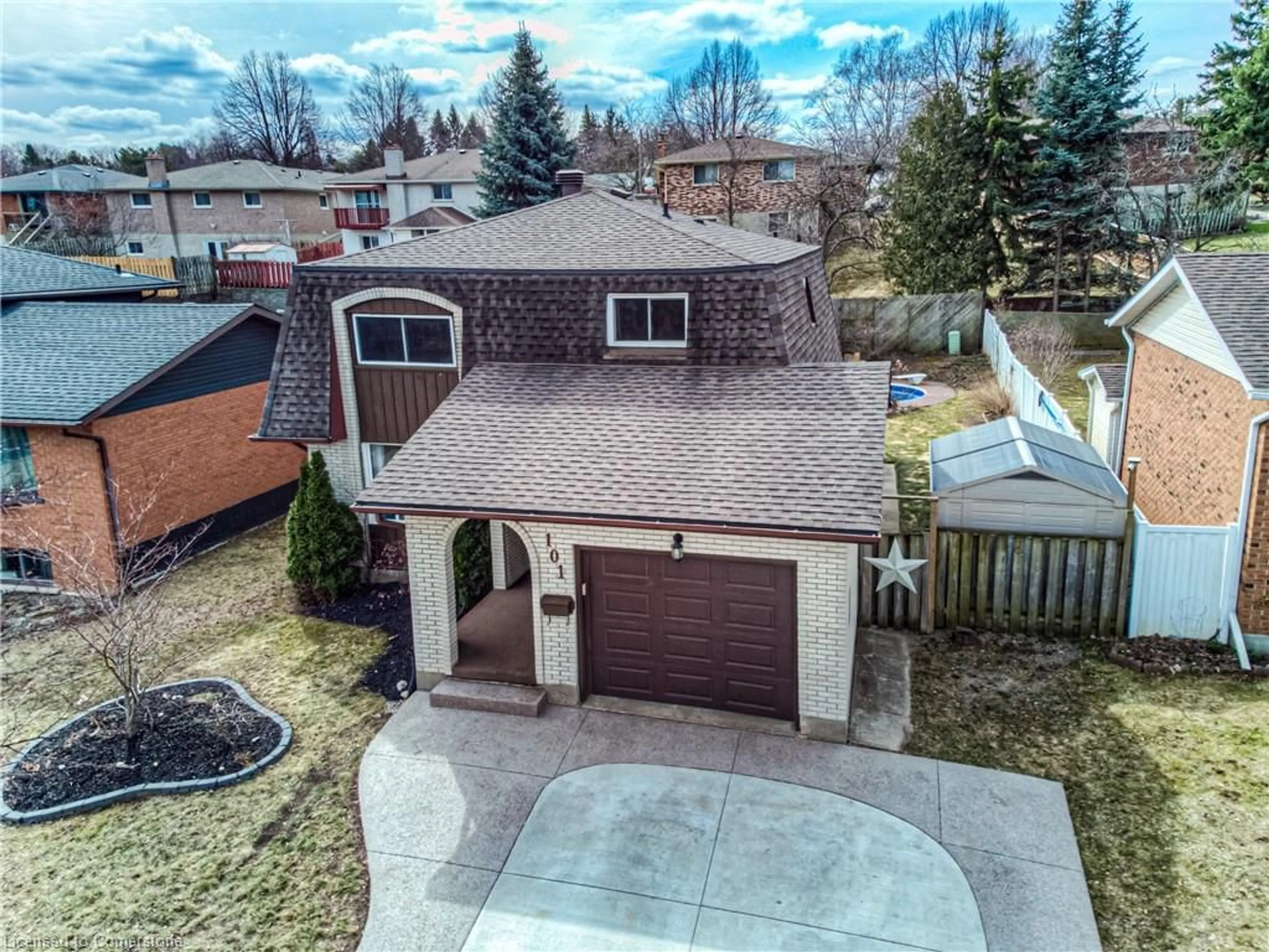 A pic from outside/outdoor area/front of a property/back of a property/a pic from drone, street for 101 Old Country Dr, Kitchener Ontario N2E 1S4