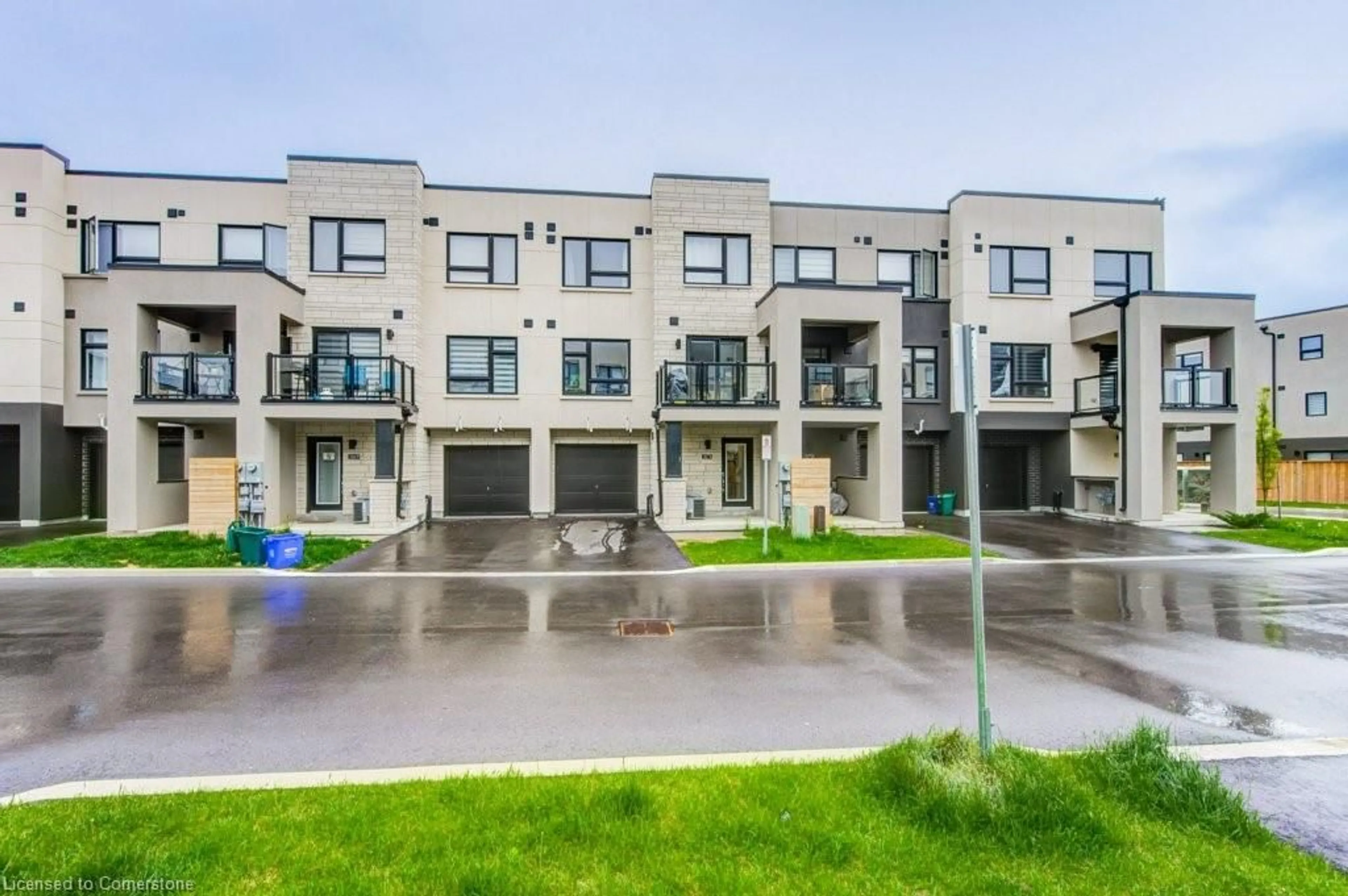 A pic from outside/outdoor area/front of a property/back of a property/a pic from drone, street for 3171 Lotus Common #53, Burlington Ontario L7M 2A9