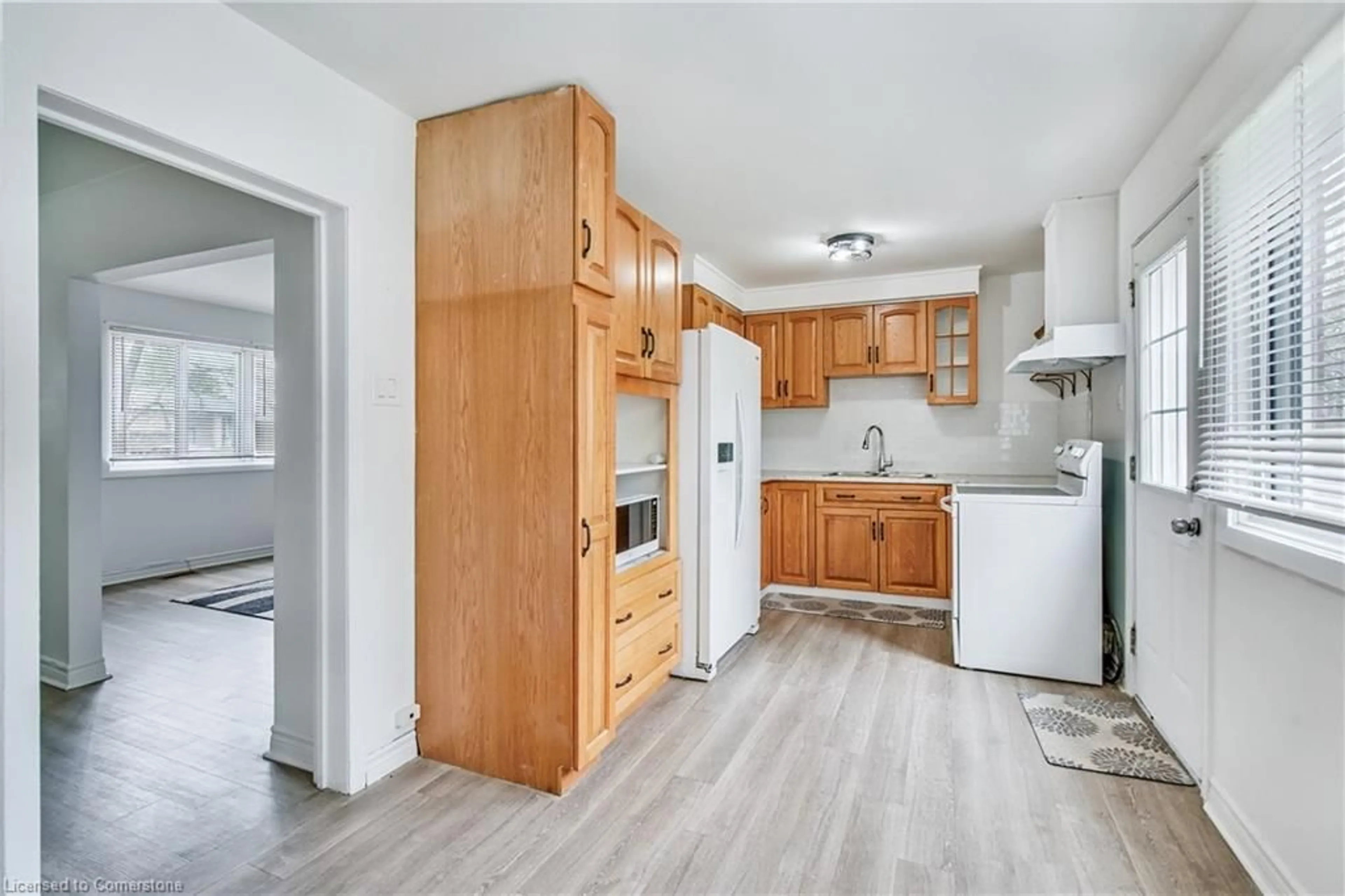 Standard kitchen, unknown for 487 East 25th St, Hamilton Ontario L8V 3B8