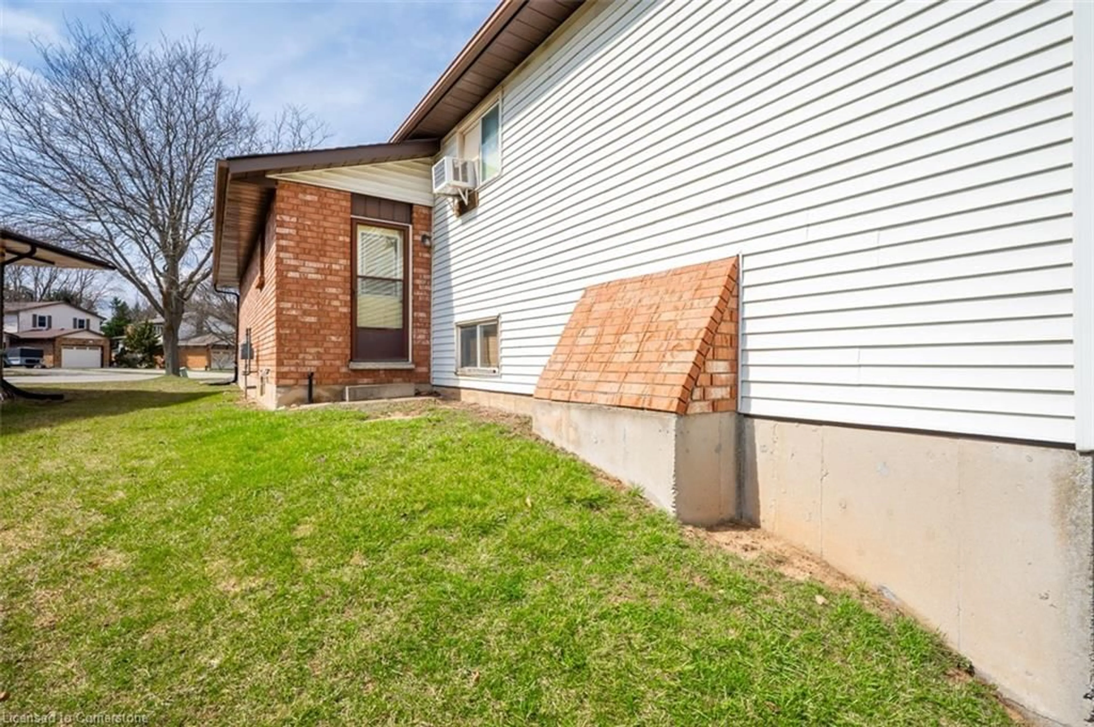 Home with brick exterior material, building for 39 Bloomsbury Crt, Ancaster Ontario L9G 4L6