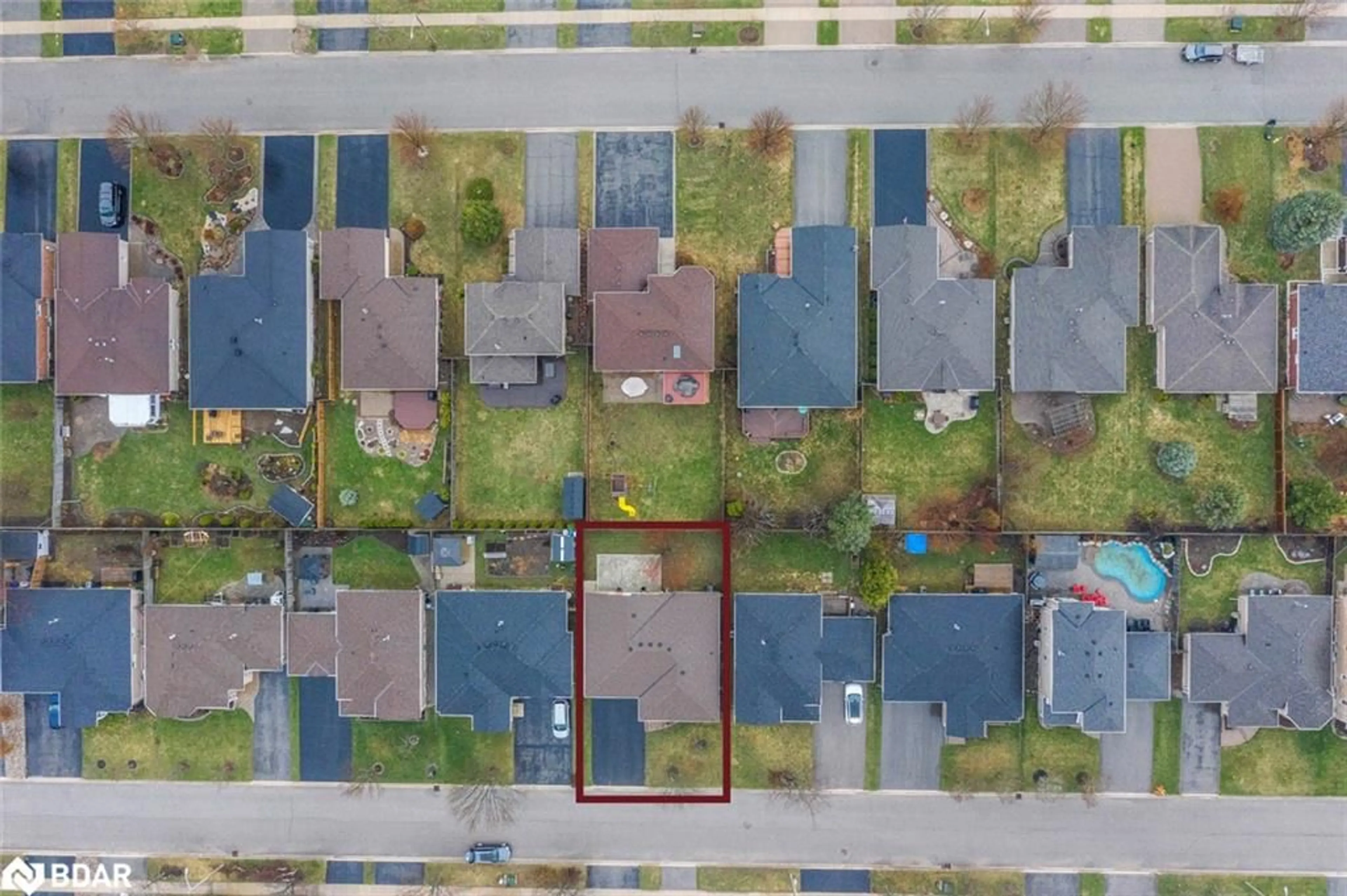A pic from outside/outdoor area/front of a property/back of a property/a pic from drone, street for 16 Player Dr, Barrie Ontario L4M 6W1
