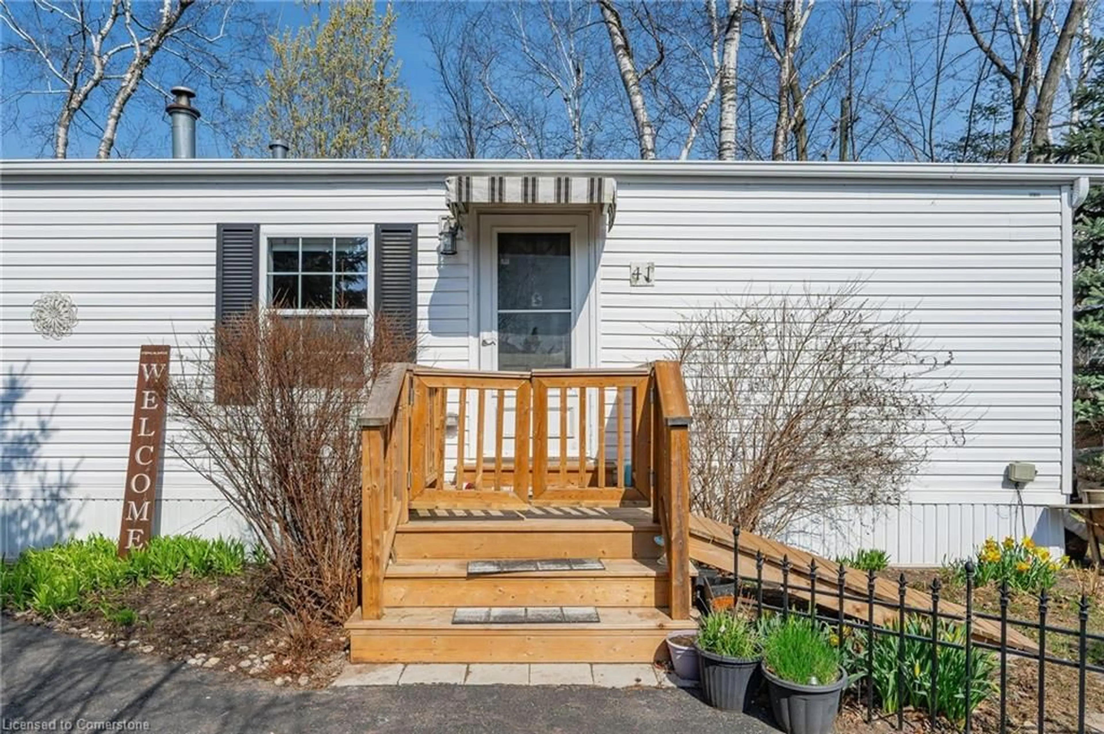 Home with vinyl exterior material, street for 41 Jasper Heights Pvt, Puslinch Ontario N0B 2C0