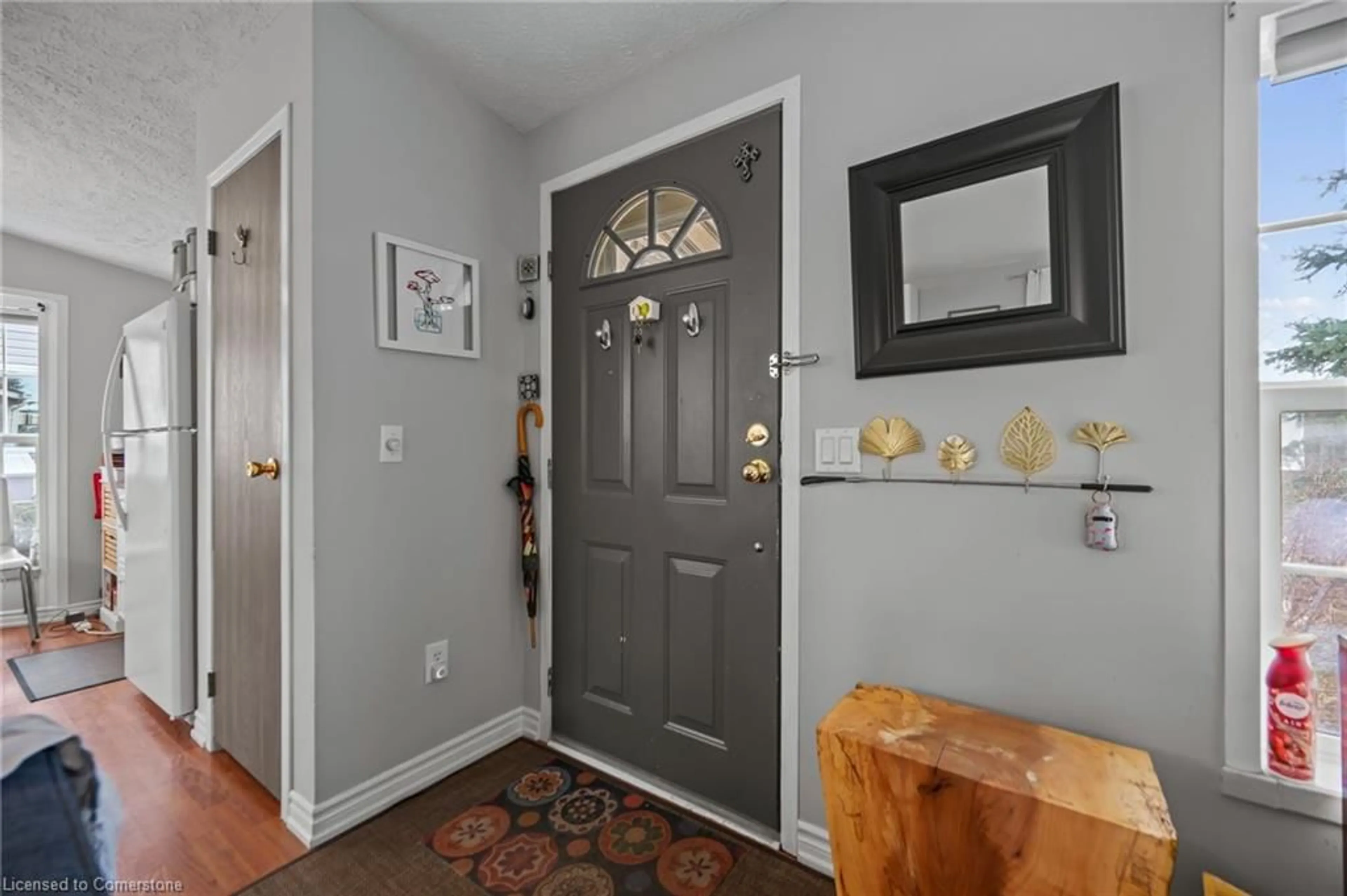 Indoor entryway for 41 Jasper Heights Pvt, Puslinch Ontario N0B 2C0