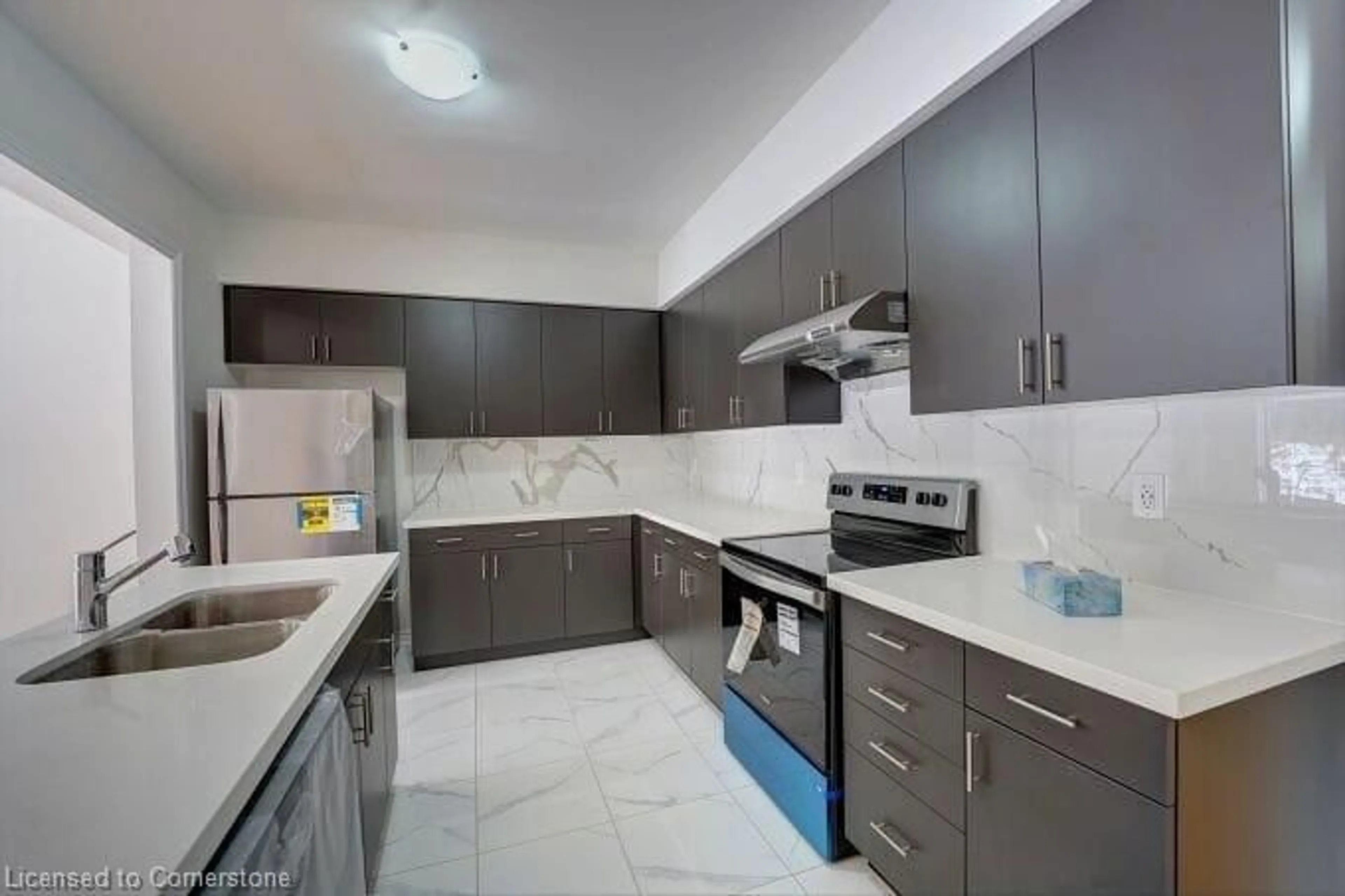 Standard kitchen, ceramic/tile floor for 33 Gilham Way, Paris Ontario N0E 1N0