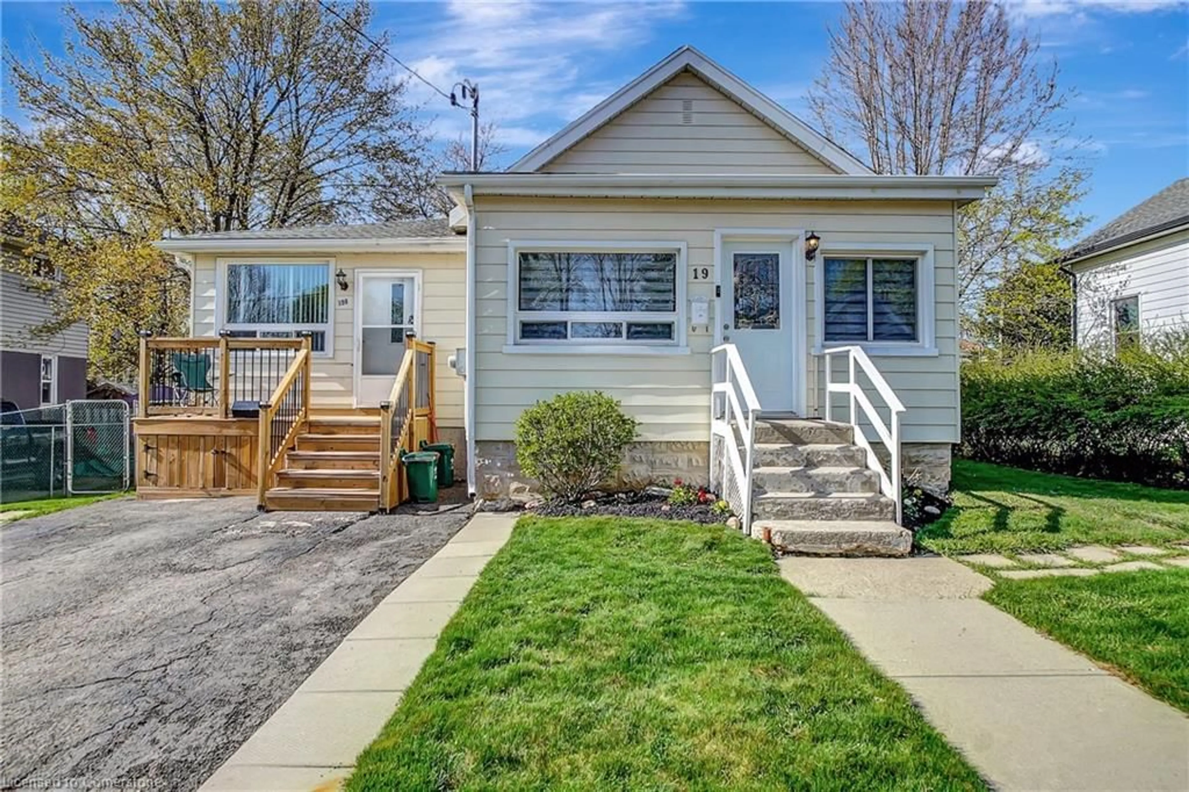Home with vinyl exterior material, street for 19 Waterside Ave, Cambridge Ontario N1R 1E8