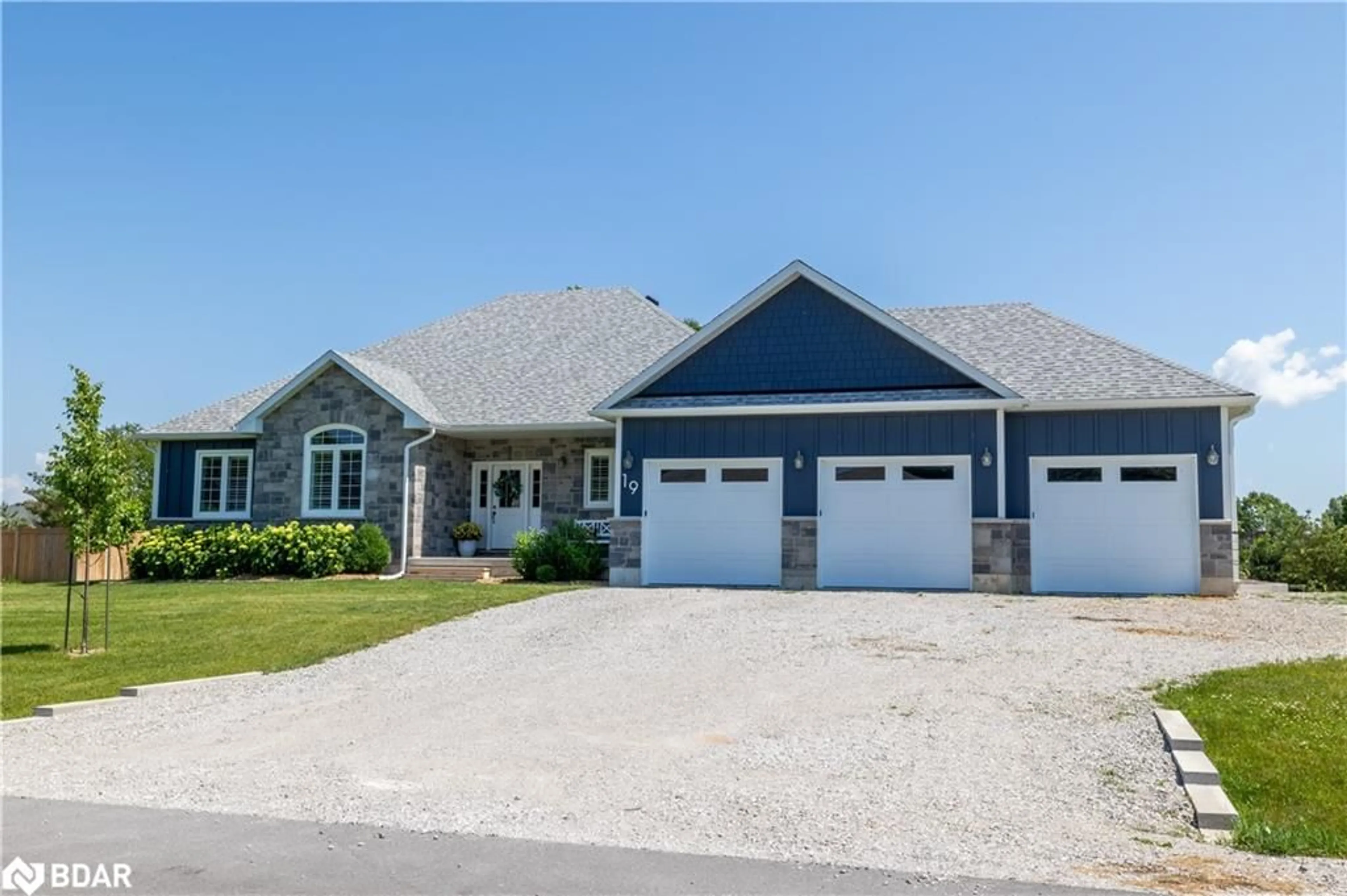 Home with vinyl exterior material, street for 19 Cheslock Cres, Warminster Ontario L3V 8N8