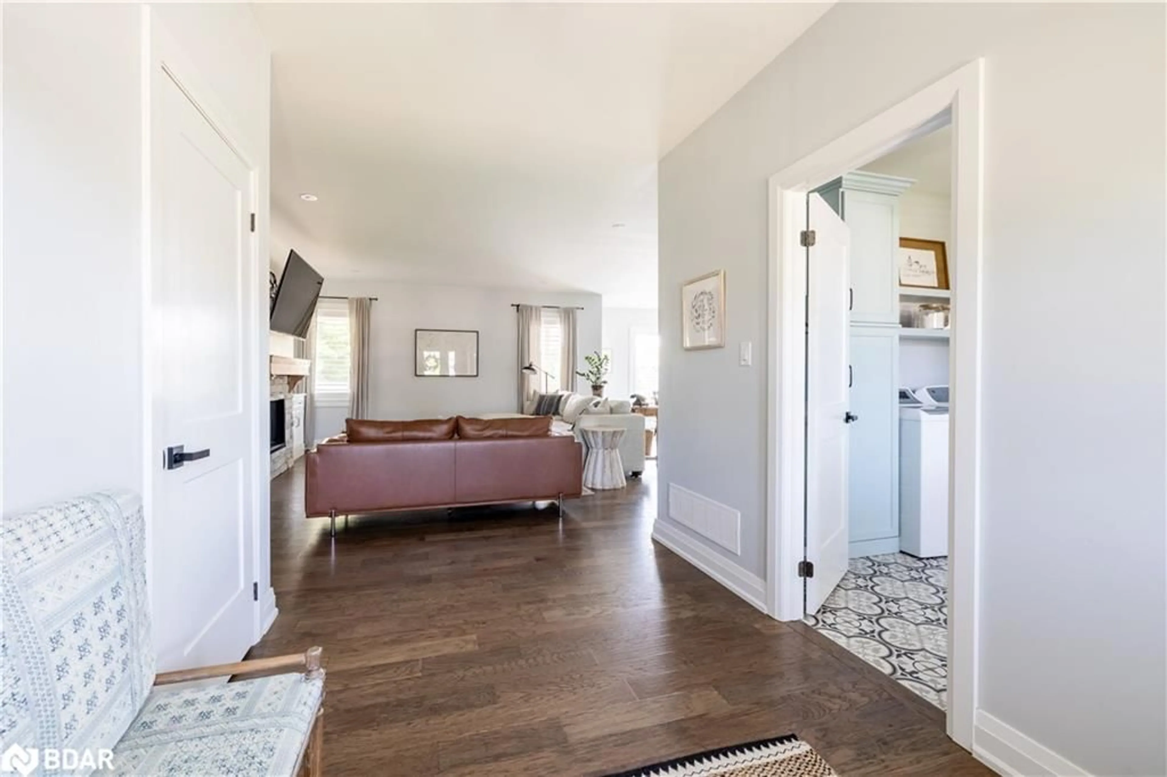Indoor entryway for 19 Cheslock Cres, Warminster Ontario L3V 8N8